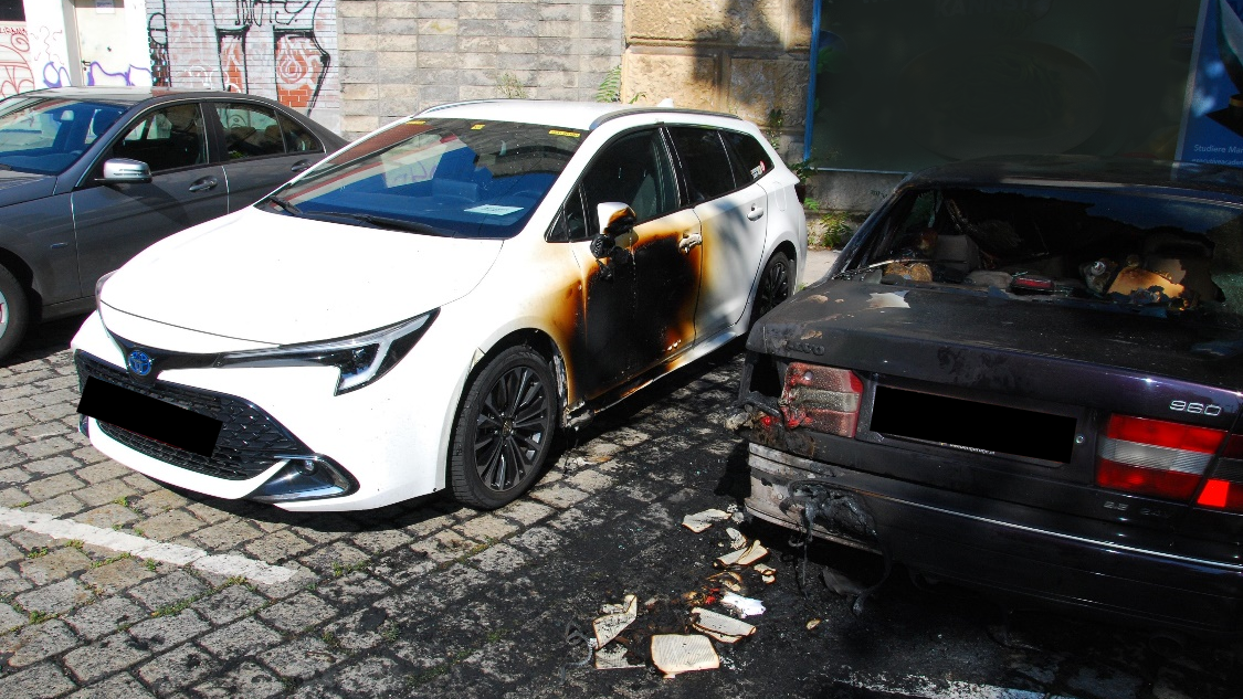 Heute.at - Zwei Autos bei Flammen-Inferno in Wien abgefackelt