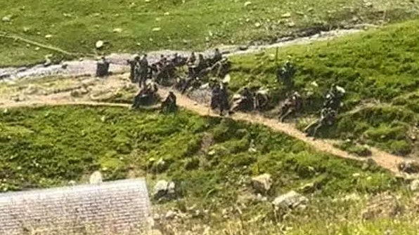 Heute.at - Polizei stoppt Wandergruppe in Nazi-Uniformen auf Alp