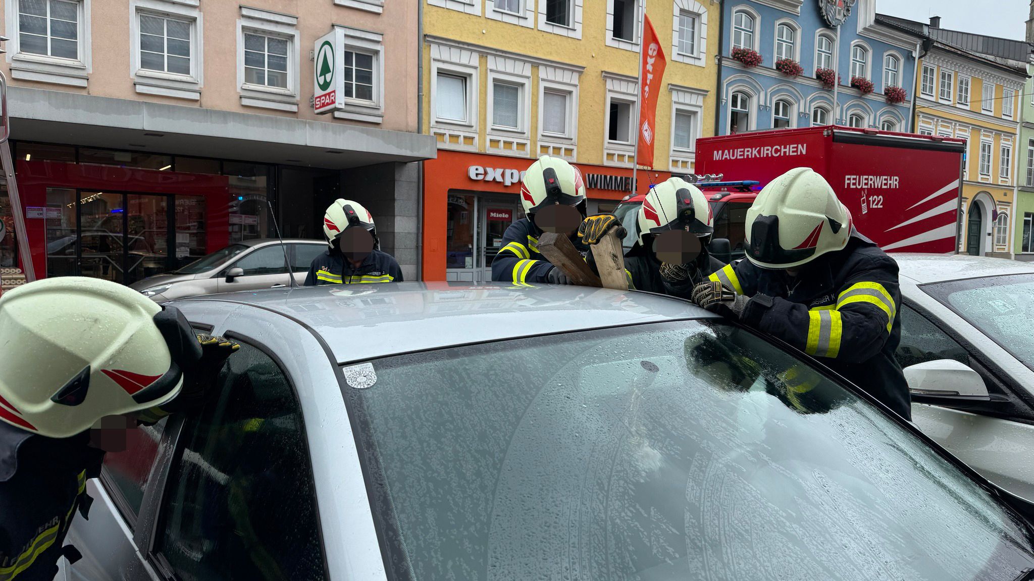 Die Einsatzkräfte versuchten die Türen mit Keilen zu öffnen.