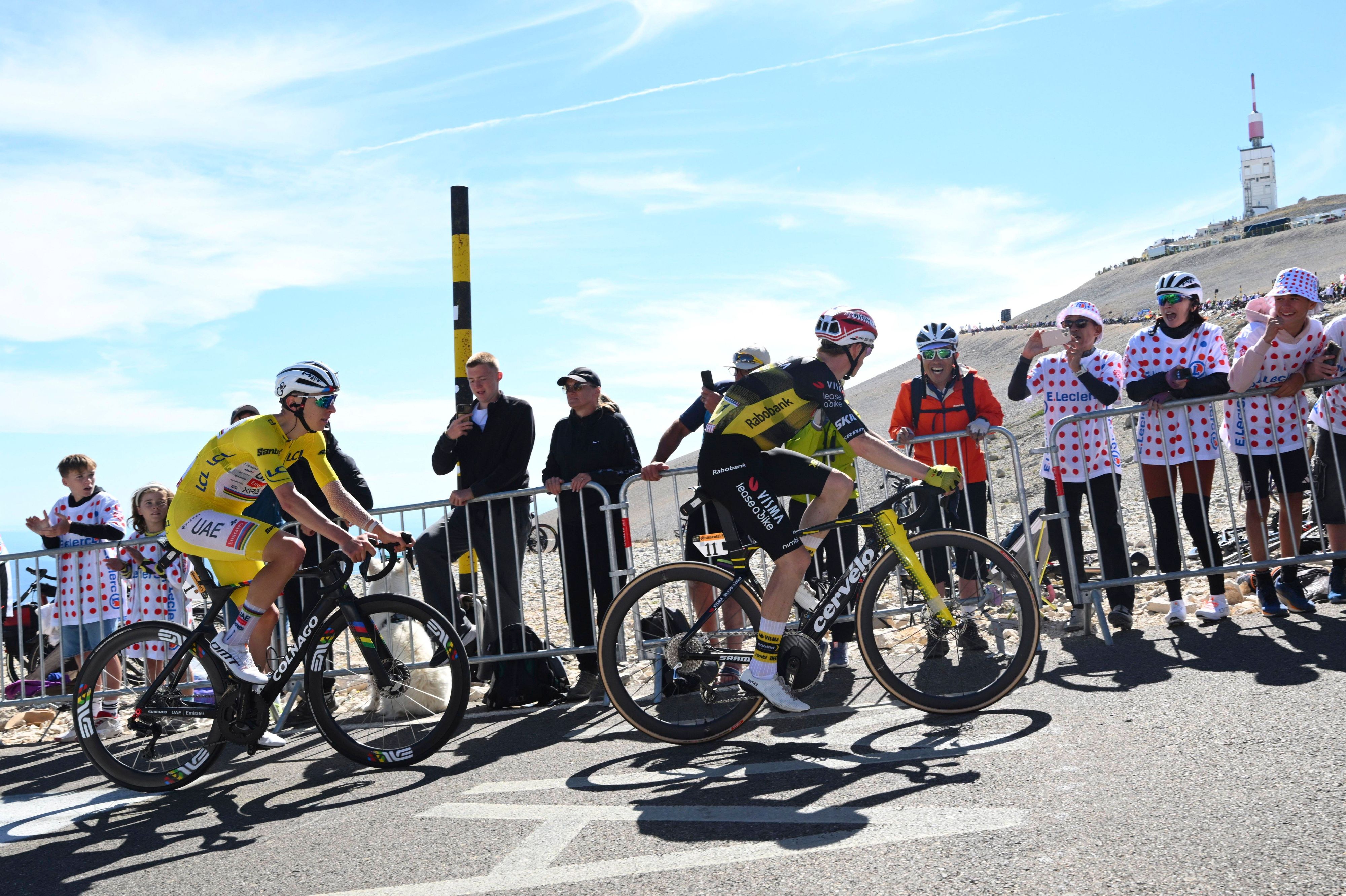 Tadej Pogacar und Jonas Vingegaard am Weg zum Mont Ventoux.
