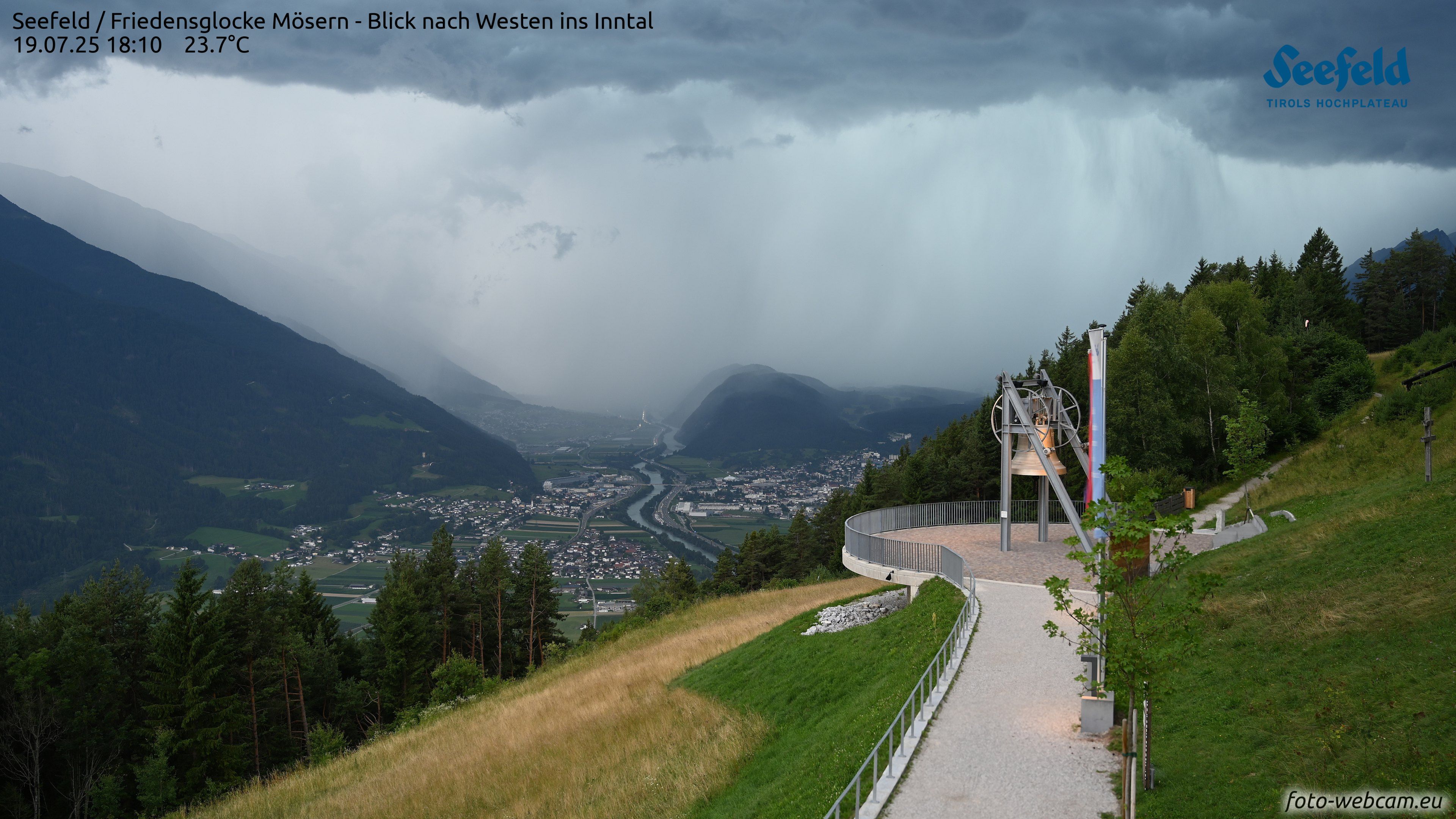 Blick von der Friedensglocke Mösern auf ein Starkregen-Gewitter im Inntal. (Archivfoto)