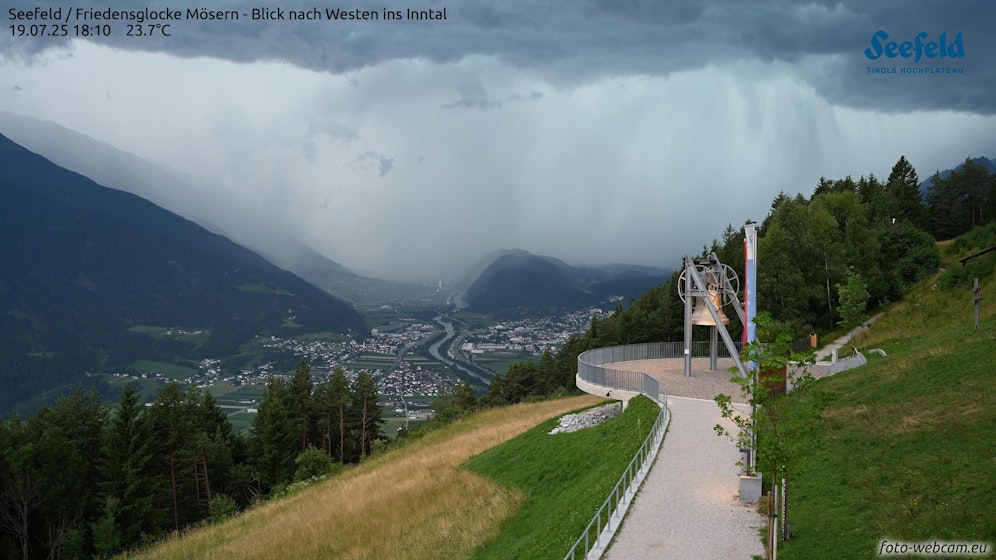 Blick von der Friedensglocke Mösern auf ein Starkregen-Gewitter im Inntal. 