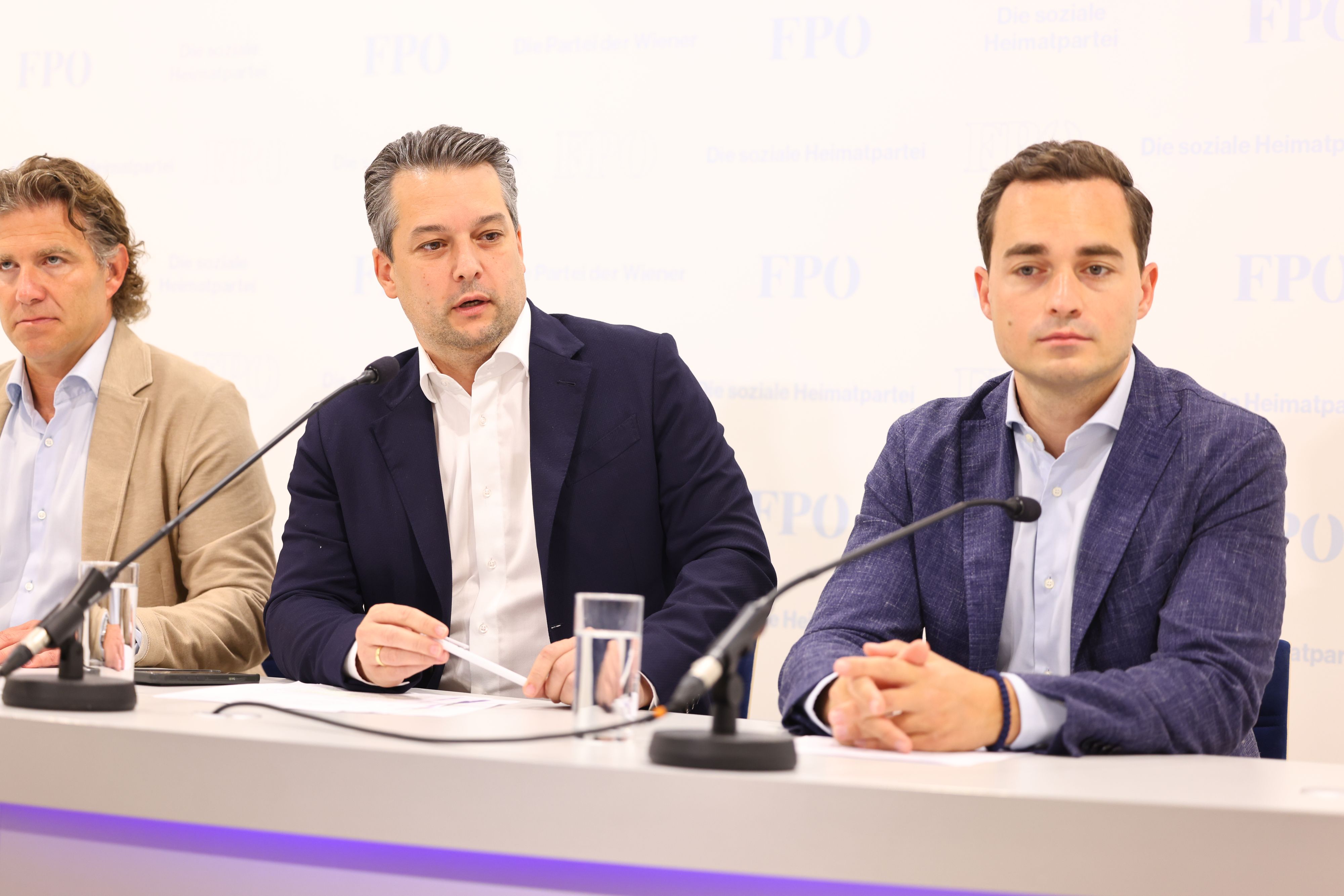 PÖ-Landesparteiobmann Stadtrat Dominik Nepp (links)&nbsp; und FPÖ-Klubobmann Maximilian Krauss möchten einen Misstrauensantrag gegen Stadtrat Peter Hacker einbringen.