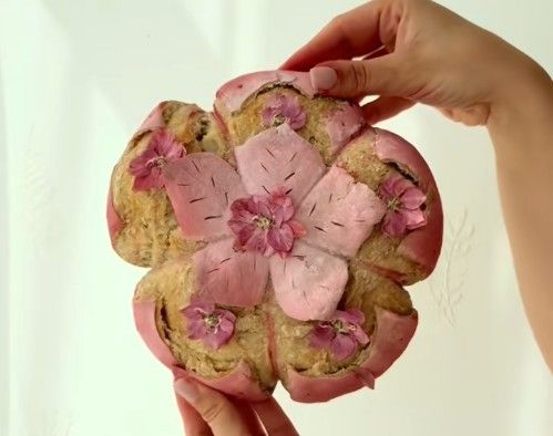 Das Brotbacken erlebt ein Revival - mit dem besonderen Extra. Denn süße Zutaten pimpen den Teig-Mix: Erdbeeren, Heidelbeeren oder sogar Bananen werden beigemischt.