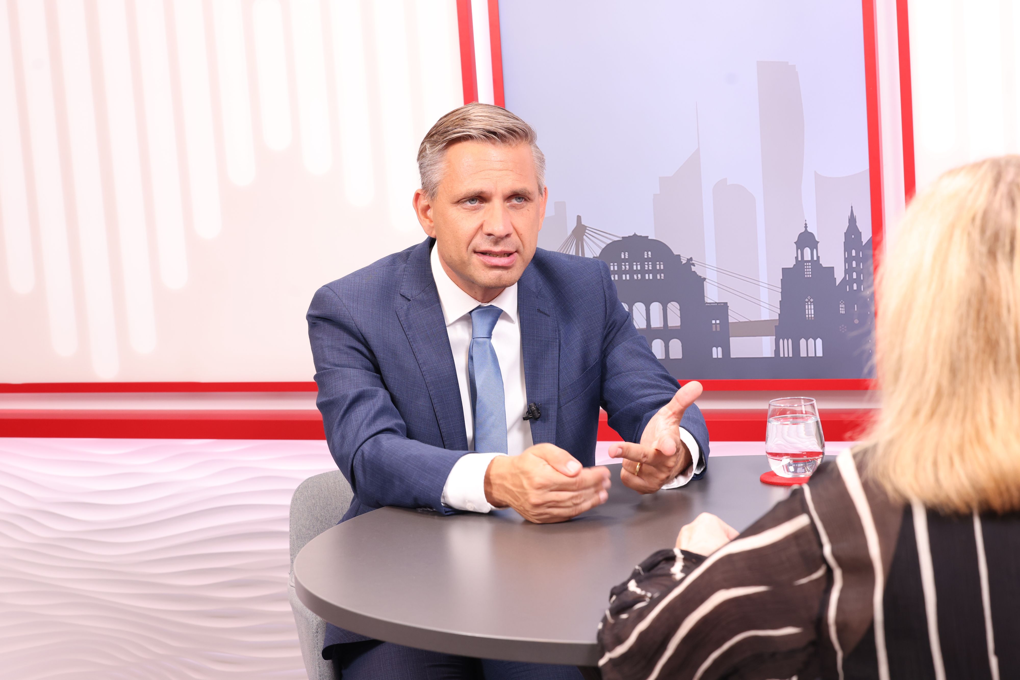 Wirtschaftsminister Wolfgang Hattmannsdorfer (ÖVP) erläutert im 