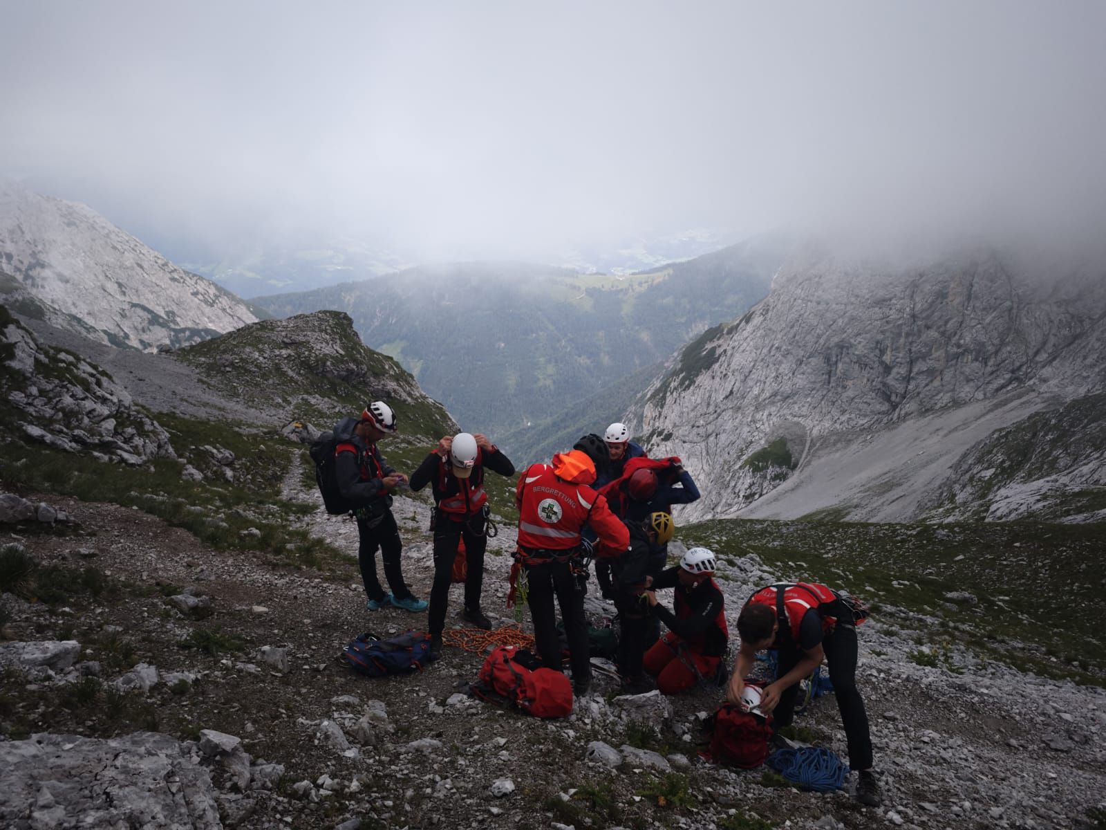 Die Bergrettung begleitete das Paar ins Tal.
