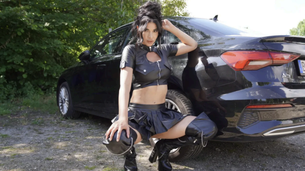 Heute.at - Micaela Schäfer lässt auf Parkplatz die Hüllen fallen