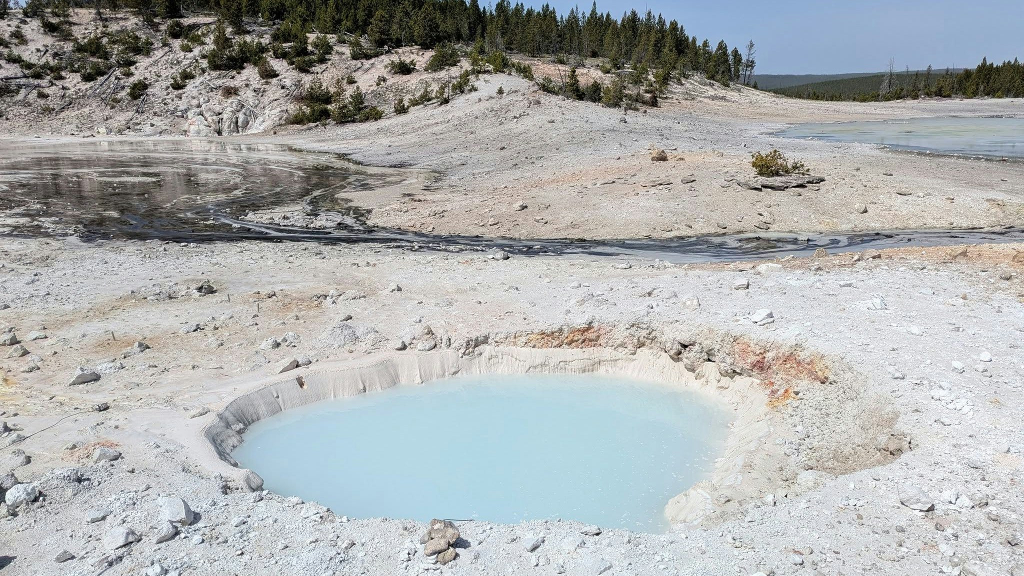 Das Loch tauchte aus dem Nichts auf.