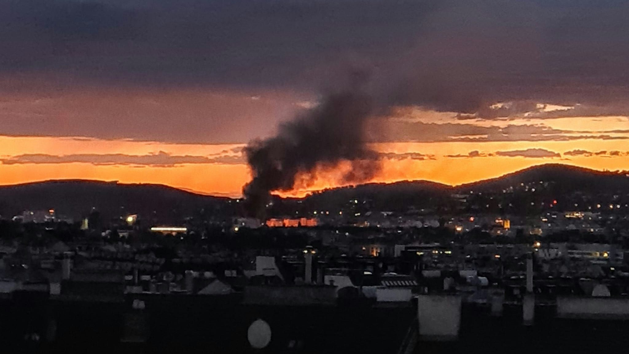 Heute.at - Riesen-Rauchsäule über Wien! Lagerhalle in Flammen