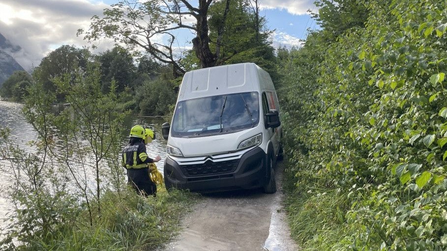 Zur Bergung des Transporters musste ein Radlader anrücken.
