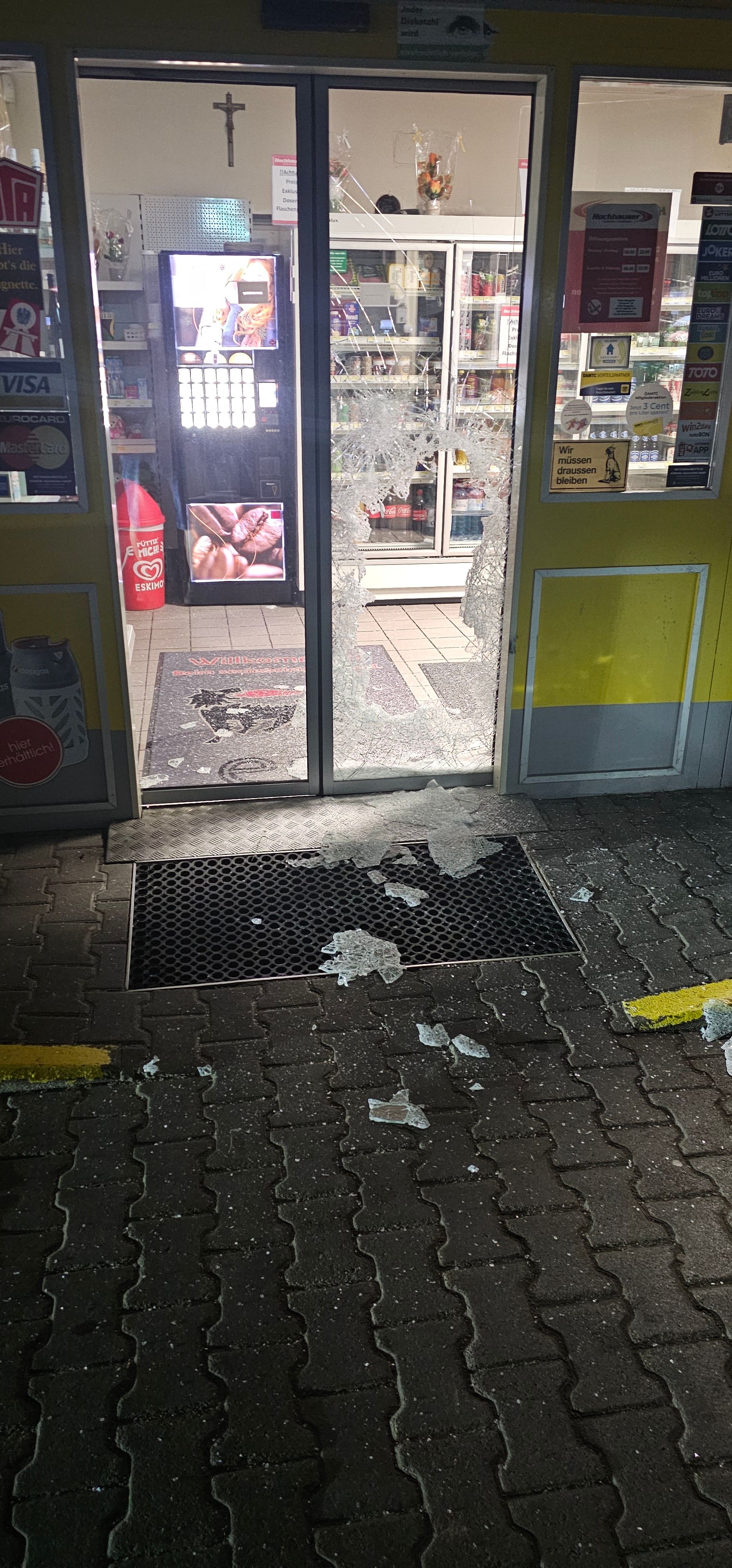 Die Türen in den Tankstellen wurden brutal eingeschlagen.