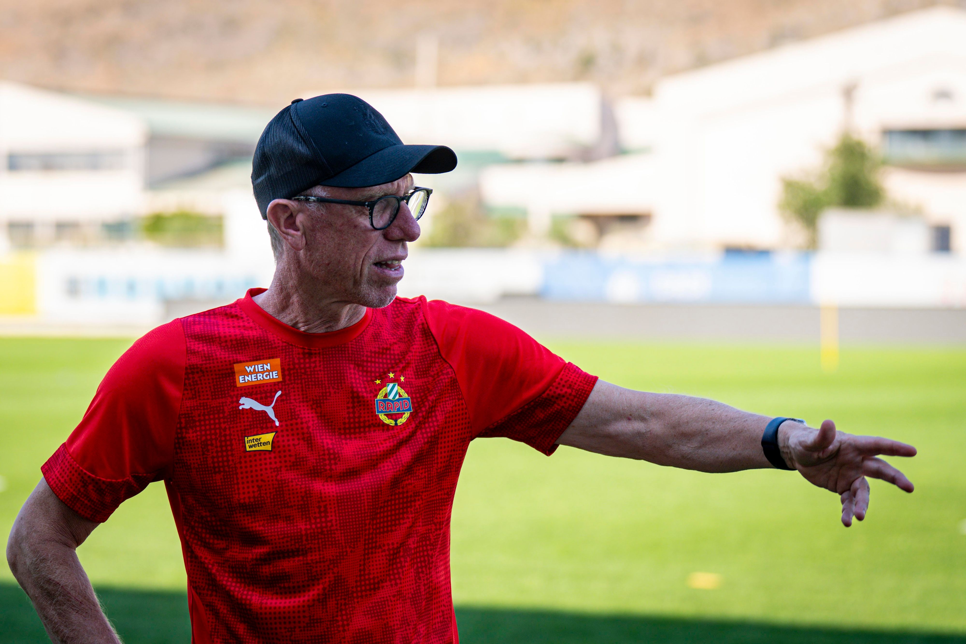 Peter Stöger feiert heute sein Pflichtspieldebüt als Rapid-Trainer.