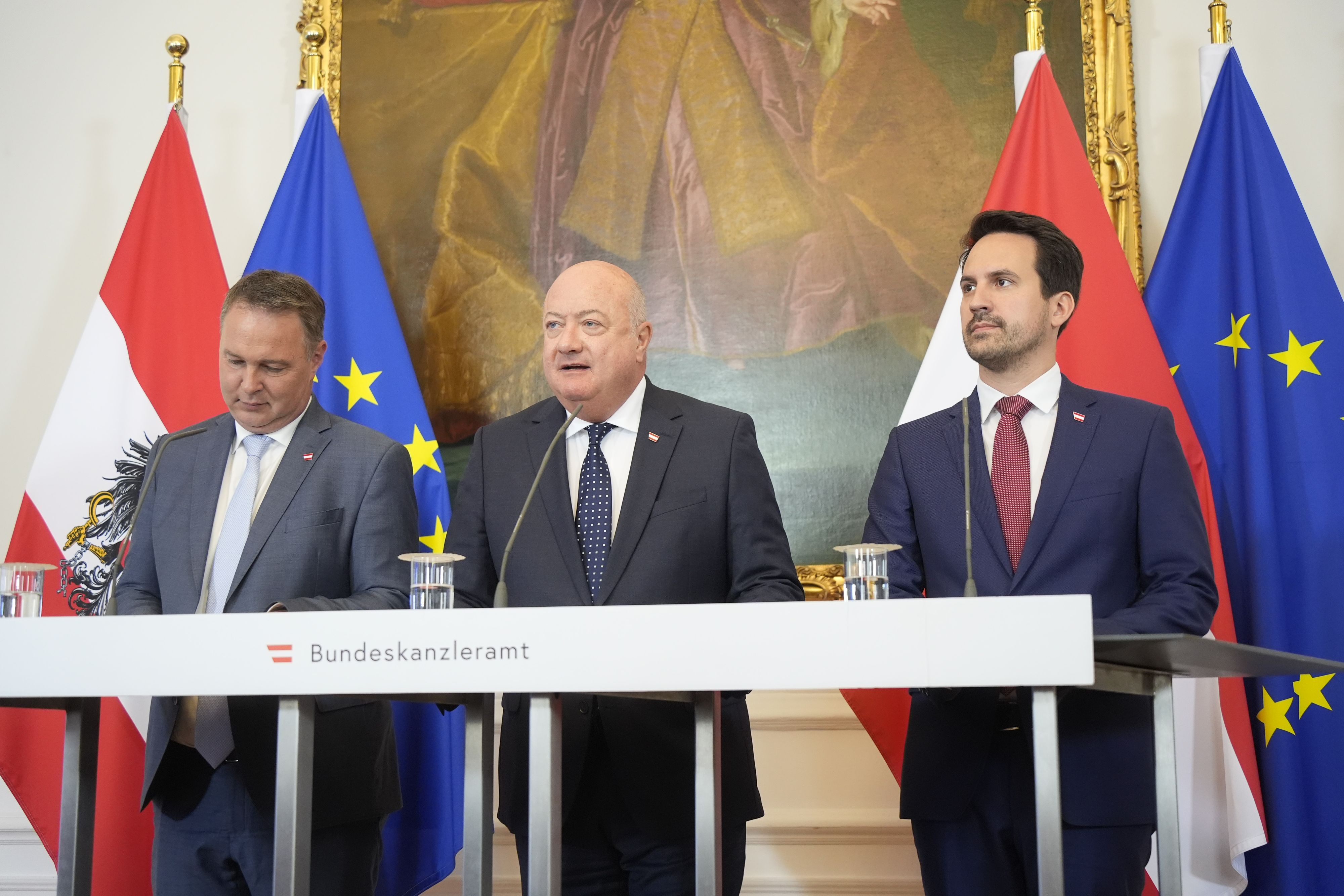 Bundeskanzler Christian Stocker (ÖVP), Vizekanzler Andreas Babler (SPÖ) und Bildungsminister Christoph Wiederkehr (Neos) bei einem Doorstep vor dem Sommerministerrat.