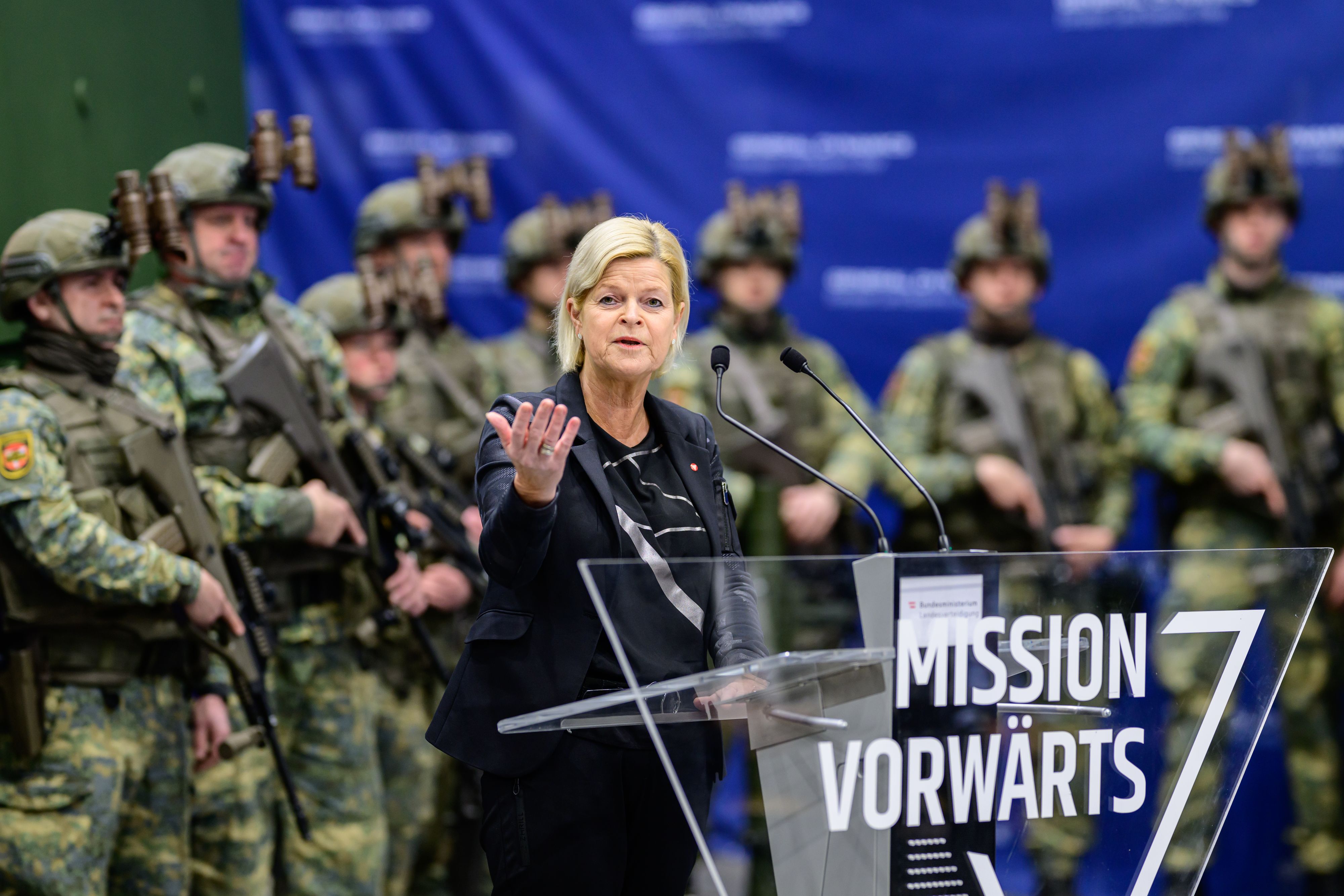 Verteidigungsministerin Klaudia Tanner will im Anlassfall prüfen lassen, ob sich Österreich an einer Friedensmission in der Ukraine beteiligen würde. Archivbild. 