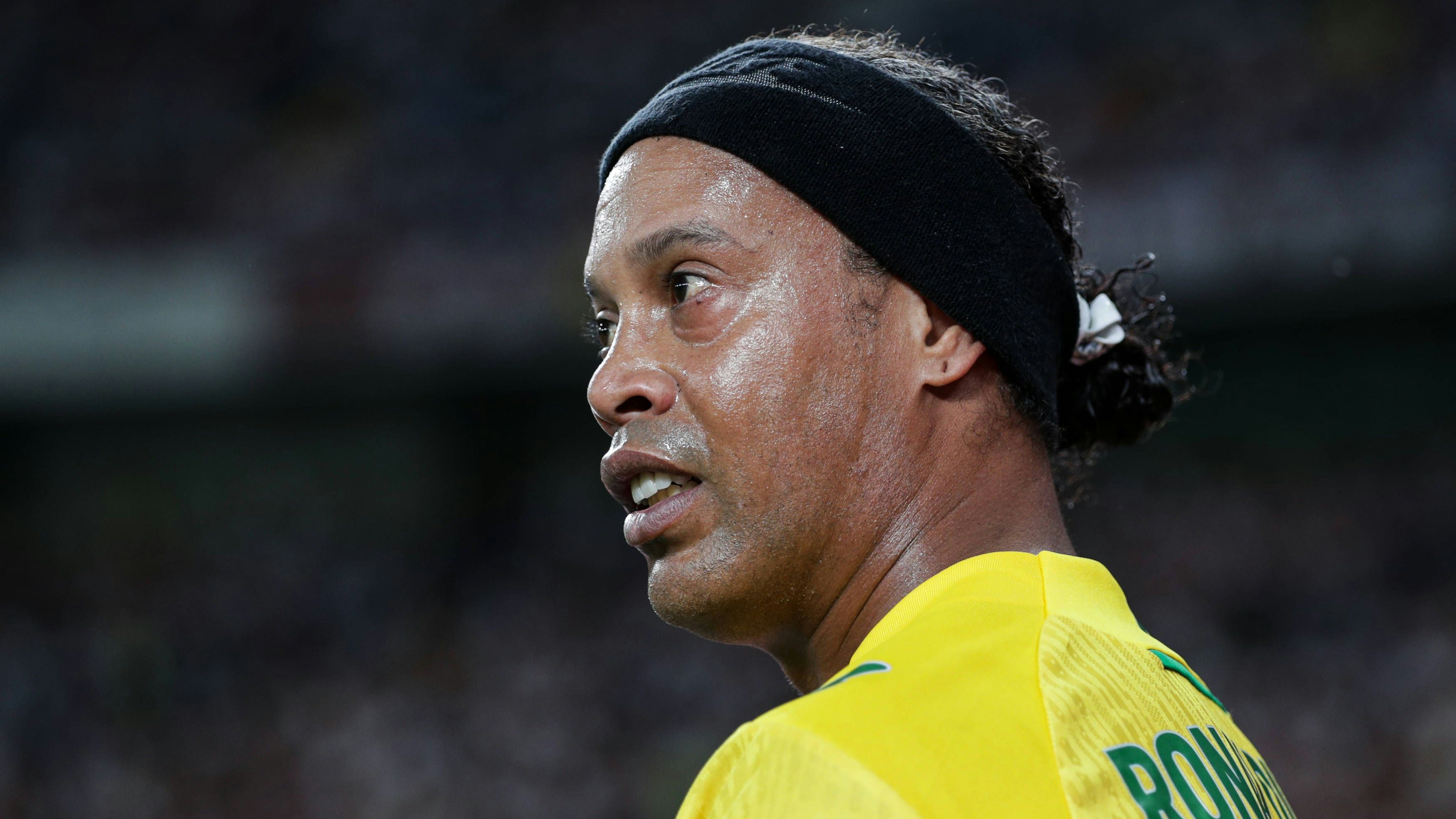 Heute.at - Ronaldinho schießt in Schwechat Freistöße für 310 Euro