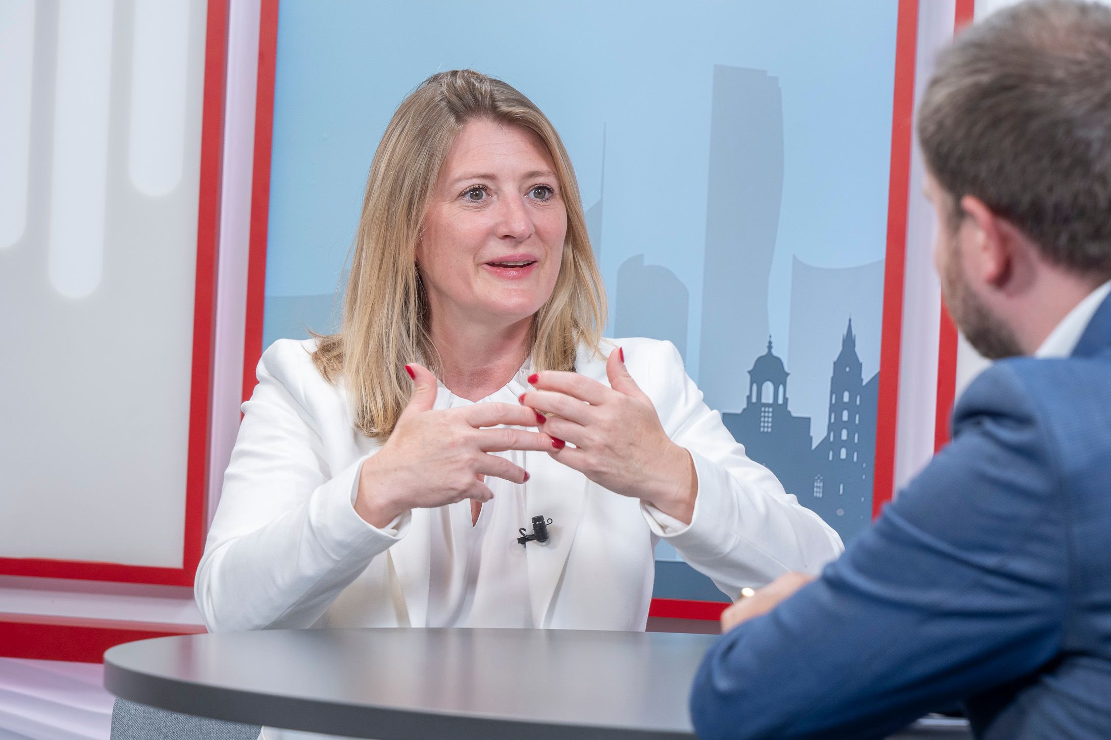 Bildungsstadträtin Bettina Emmerling fordert mehr Sprachförderkräfte in Wiens Schulen.