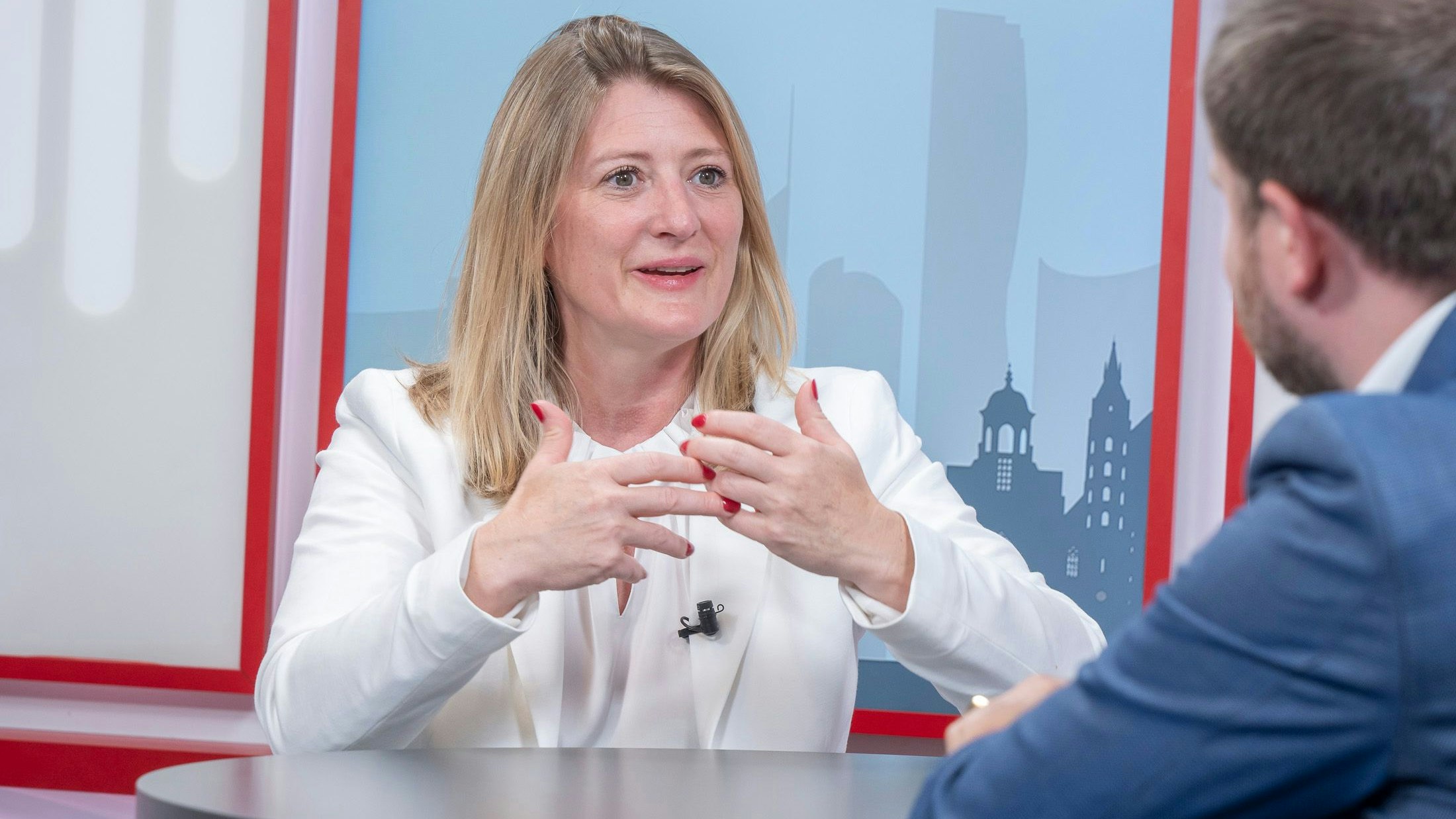 studiointerview mit vizebürgermeisterin bettina emmerling (neos), mit christian tomsits, 20250722 foto: helmut graf/tageszeitung heute