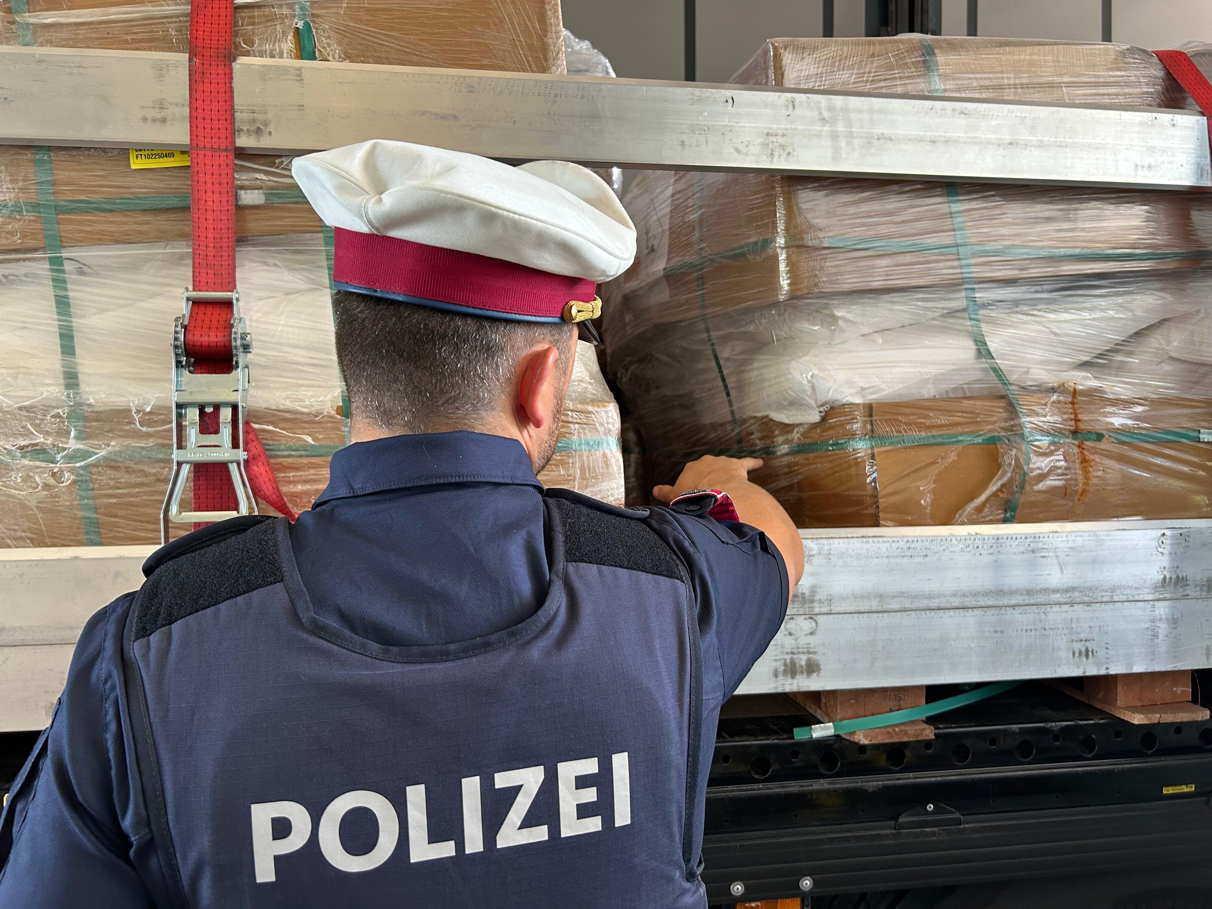 Die Polizisten trauten ihren Augen kaum. 
