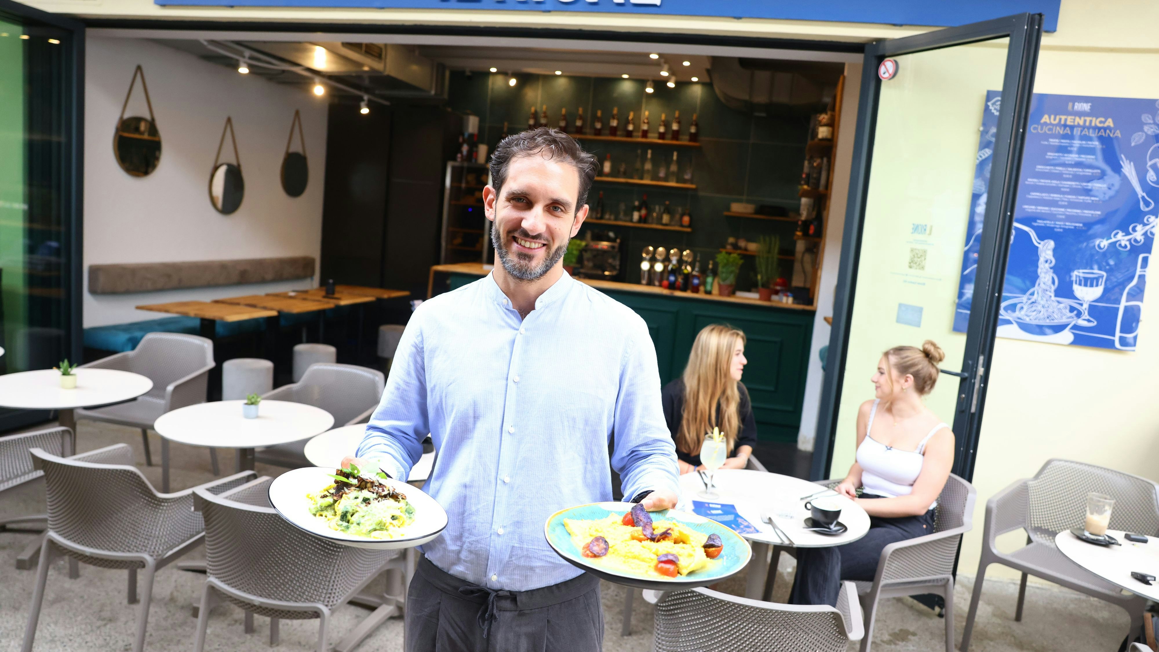 Heute.at - Lokal spendiert Essen für Gäste mit Toni-Polster-Kostüm