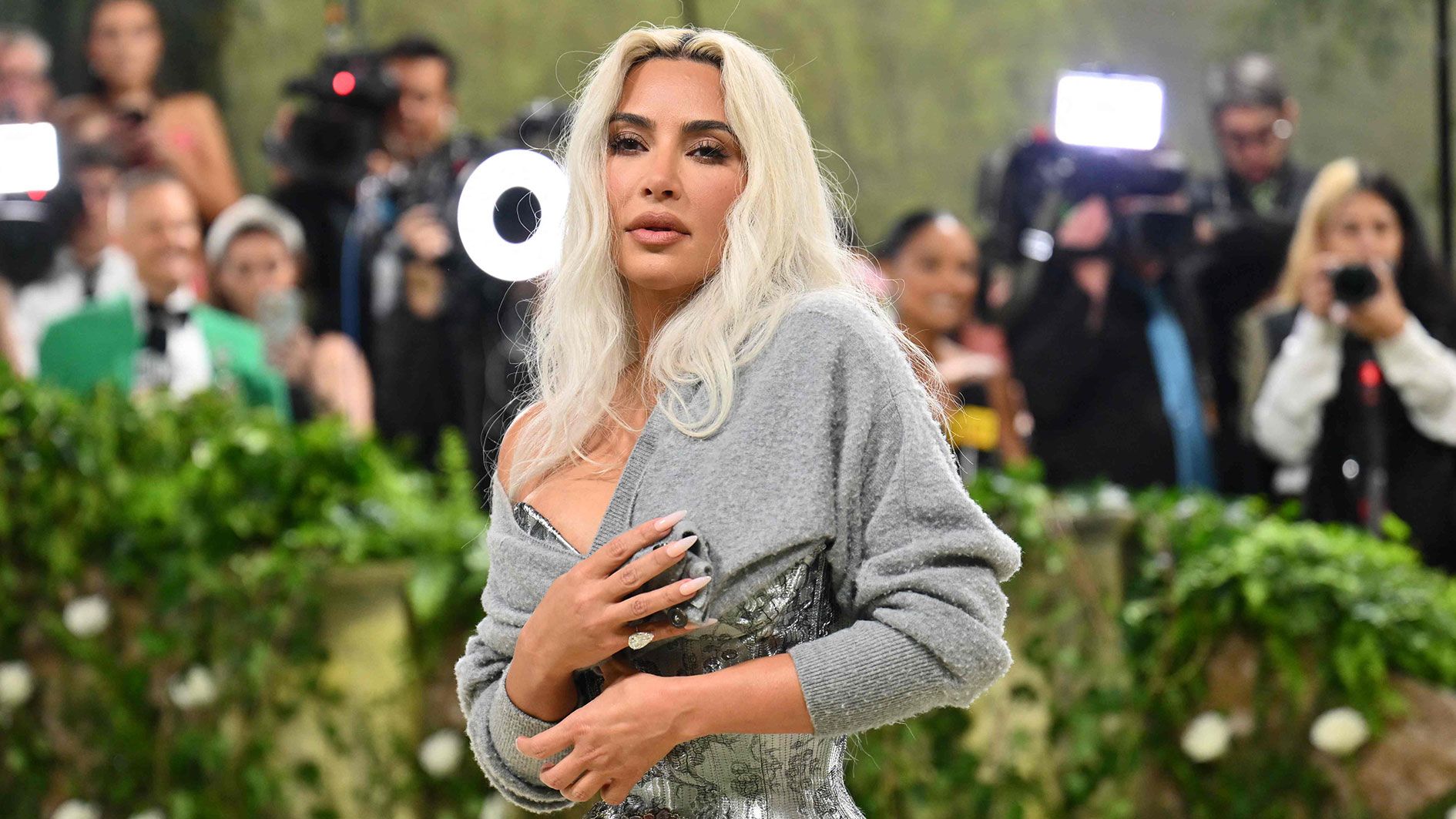Auf der Met Gala zeigte sich Kim Kardashian nicht nur mit Wespentaille, sondern mit einem gigantischen Pinky-Ring.