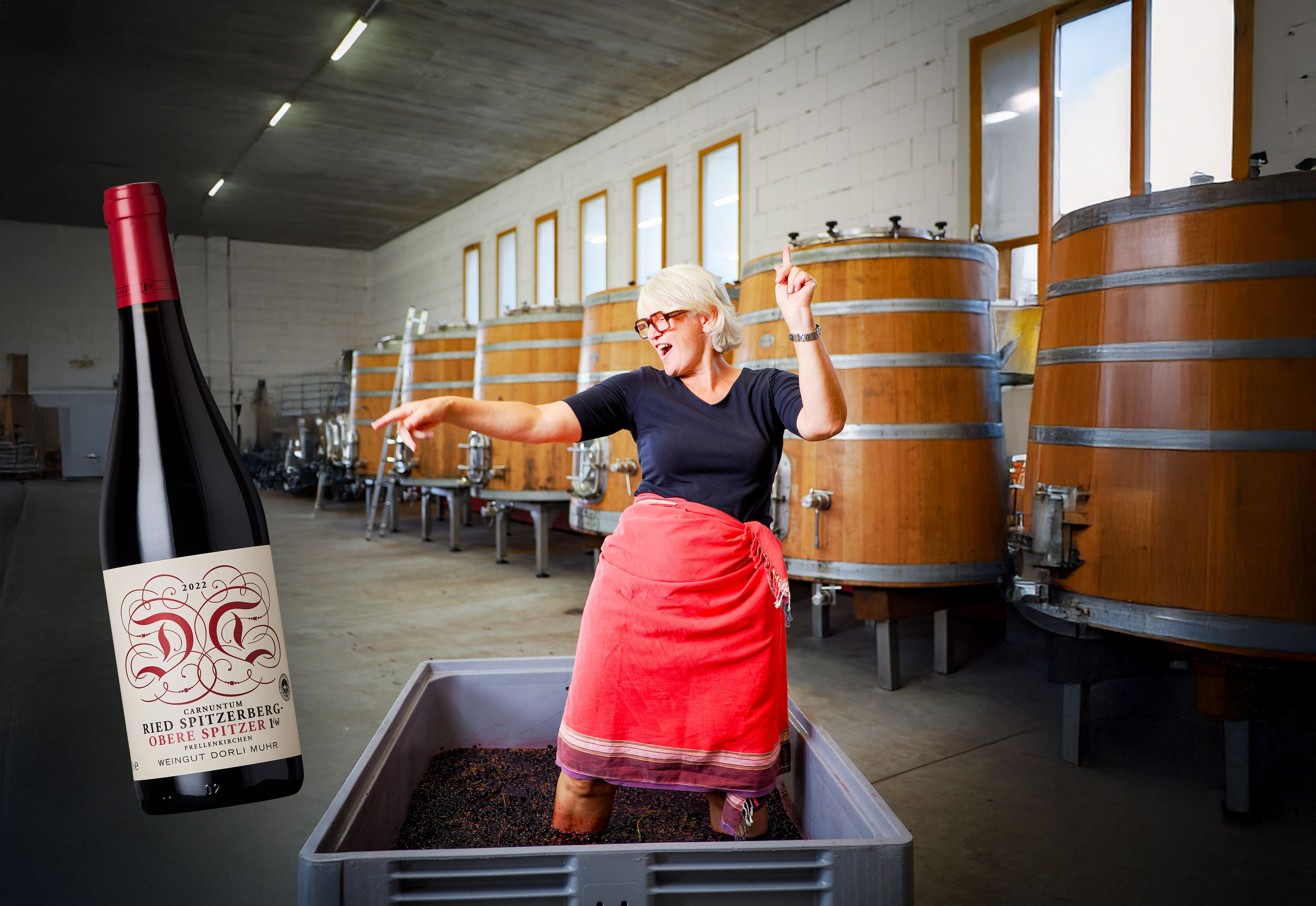Winzerin Dorli Muhr im Glück – einer ihrer Blaufränkisch-Weine erhielt eine Spitzenbewertung.