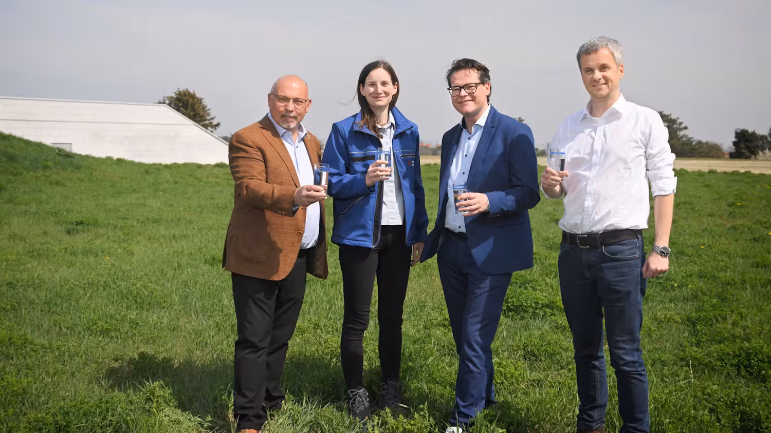 Von links: Bezirksvorsteher Peter Jagsch, Baureferentin Wiener Wasser Karin Schitzenhofer, Klimastadtrat Jürgen Czernohorszky, Betriebsvorstand Wiener Wasser Paul Hellmeier vor dem Wasserbehälter Schafberg