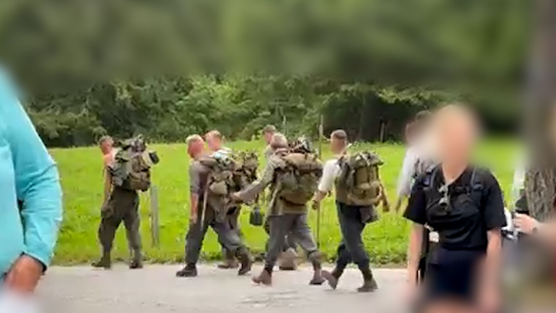 Ein Video einer Leserin zeigt, wie die Wandergruppe an einem Konzert vorbeiläuft.