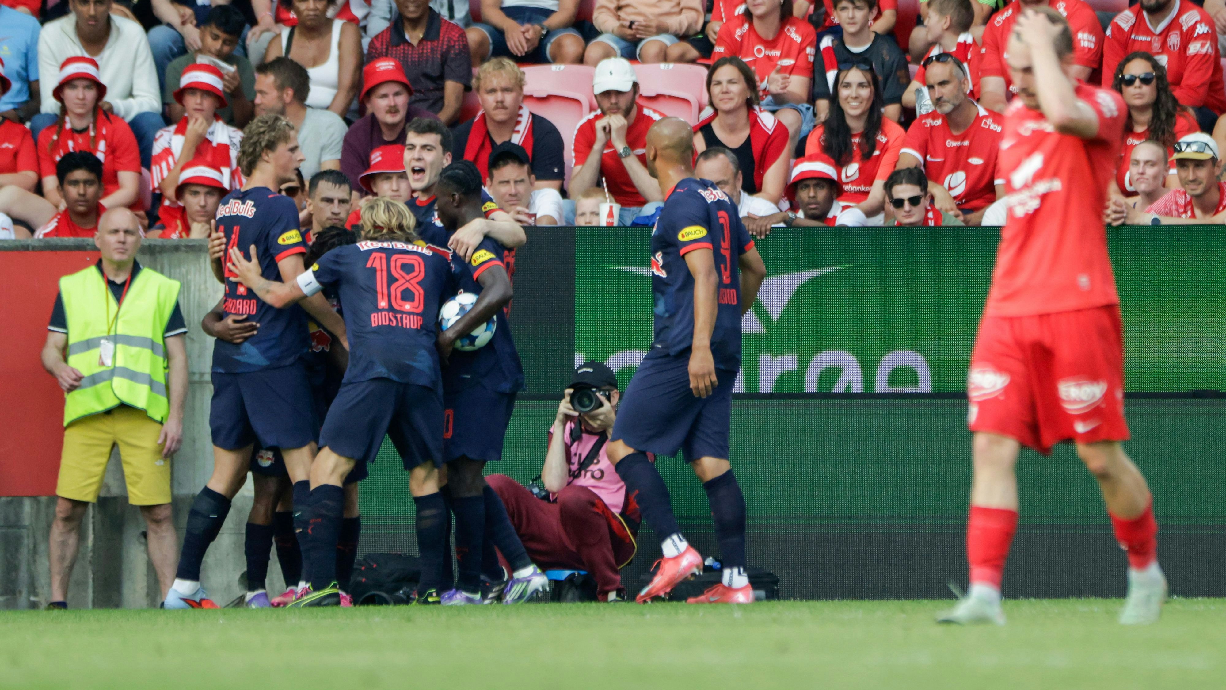 Download von www.picturedesk.com am 23.07.2025 (20:53).  Bergen 20250723. .Sazlburg celebrates 1-1 through Dorgeles Nene during the Champions League qualifying match between SK Brann and FC Red Bull Salzburg at Brann Stadium Photo: Paul S. Amundsen / NTB - 20250723_PD9823 - Rechteinfo: Rights Managed (RM)