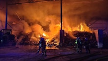Riesen-Rauchsäule über Wien! Lagerhalle in Flammen