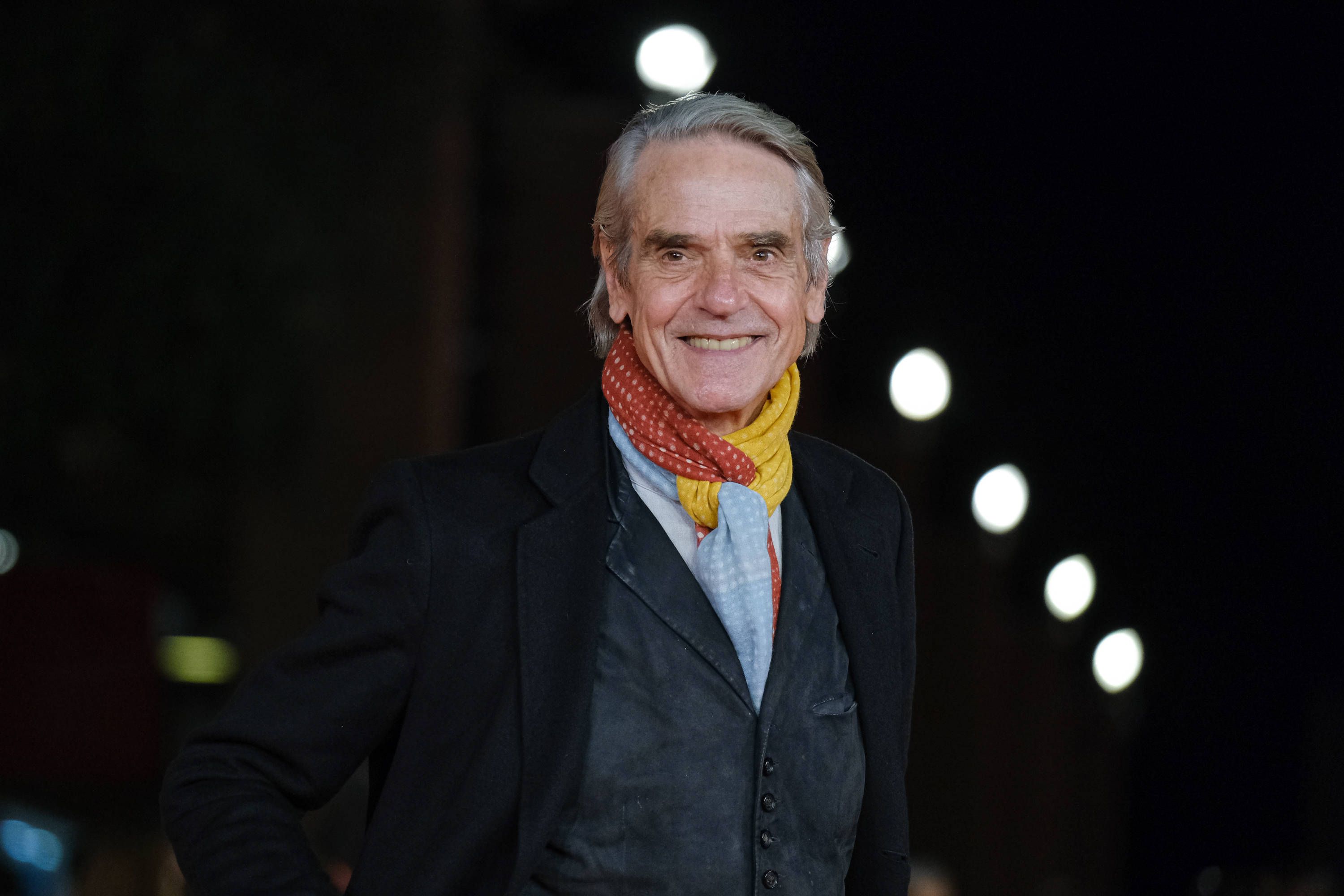 Der britische Schauspieler Jeremy Irons wird für die amfAR Gala nach Österreich einfliegen.