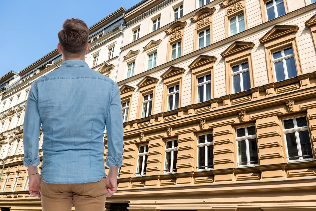 Andreas T. wurde ab 2021 laufend die Miete erhöht – die zu viel gezahlten Beträge will er nun wieder zurück. (Symbolbilder)