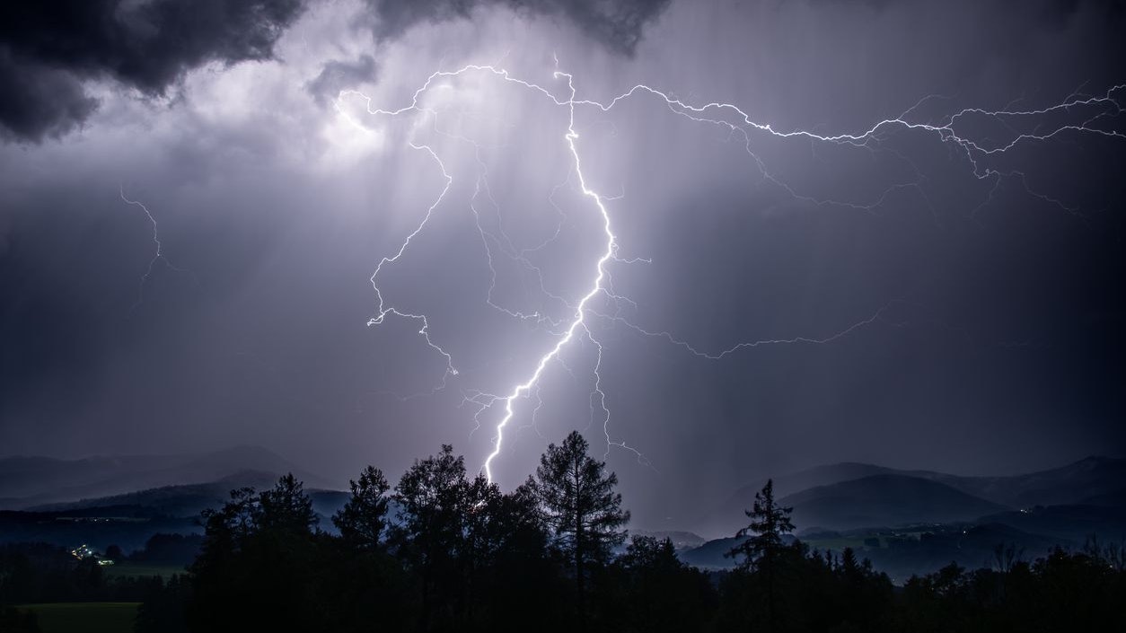 Heute.at - Unwetter im Anmarsch! Höchste Warnstufe vor Toren Wiens