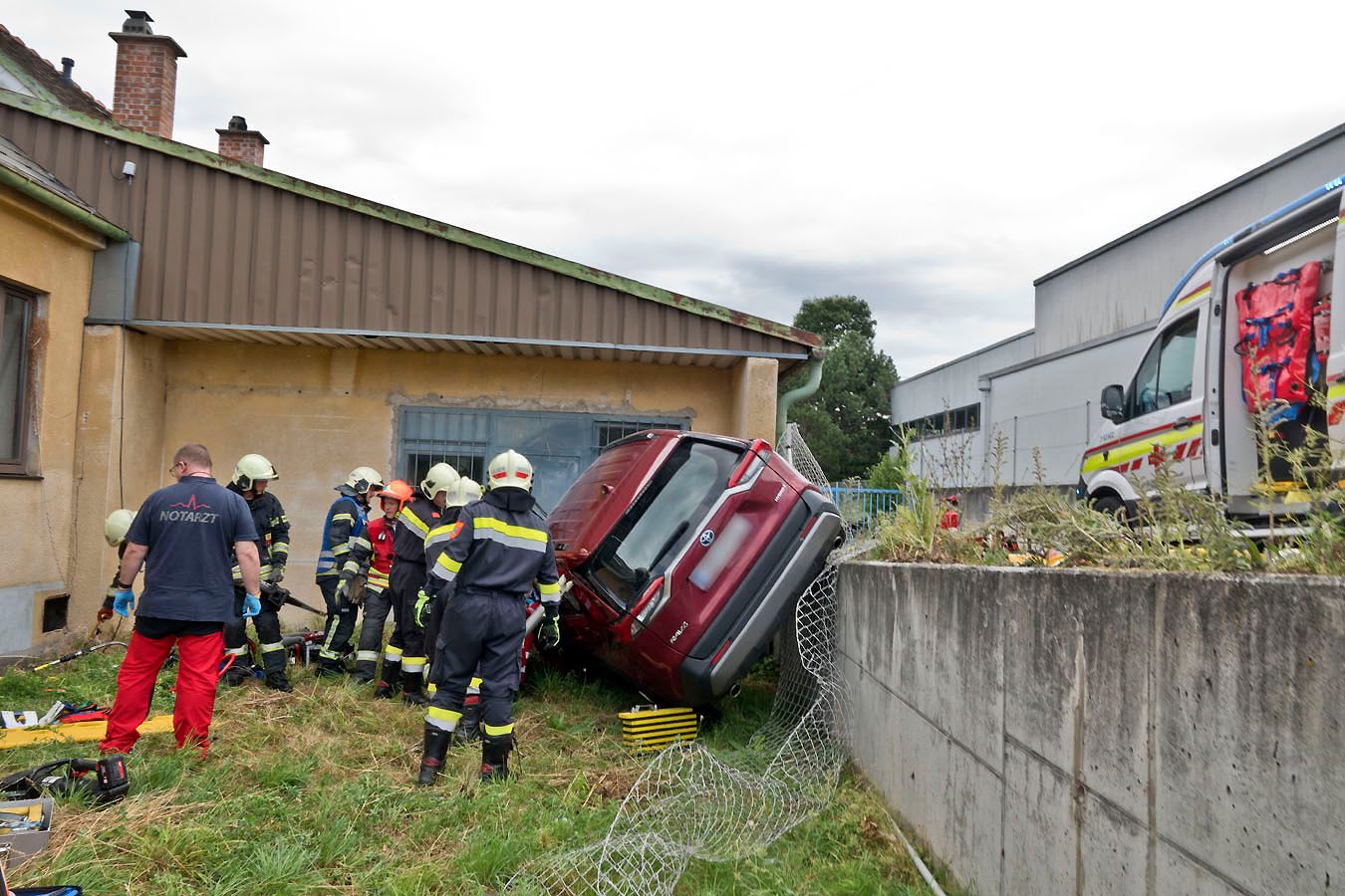 Ein Pensionist stürzte mit seinem SUV von einer Mauer.