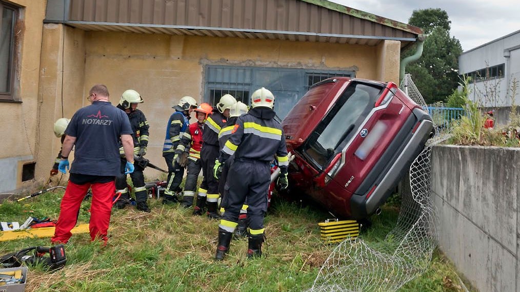 Heute.at - Am Weg zum Supermarkt – Auto stürzt über Mauer