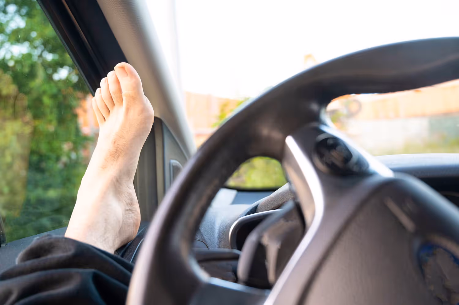 Ein Mann befriedigte sich in seinem Auto selbst. Er wurde angezeigt und verurteilt.