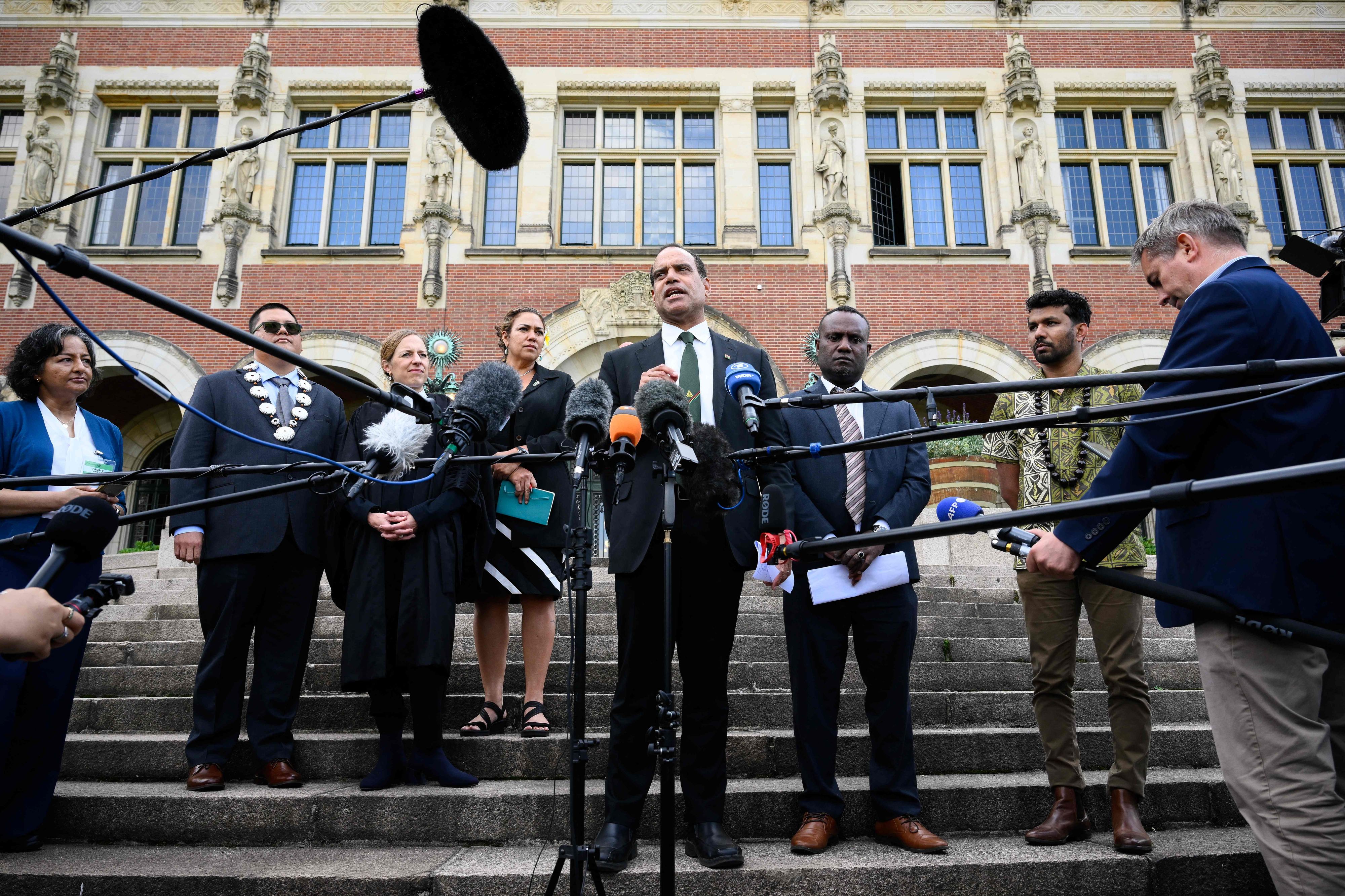 Vanuatus Klimaminister Ralph Regenvanu bei einem Pressestatement infolge der Bekanntgabe des IGH-Klimawandel-Gutachtens am 23. Juli 2025.