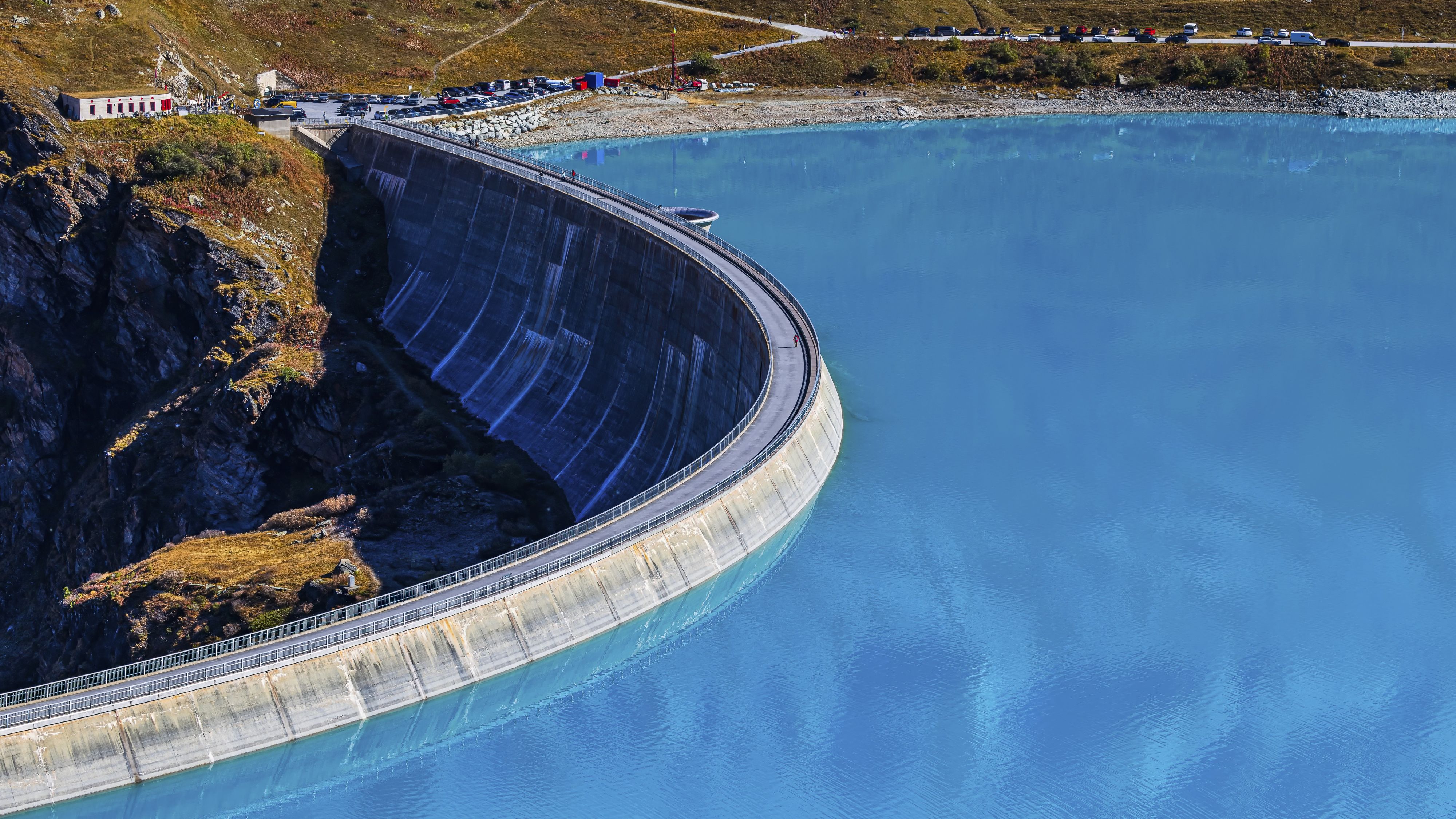 Die Mauer des Moiry-Stausees in der Schweiz. 