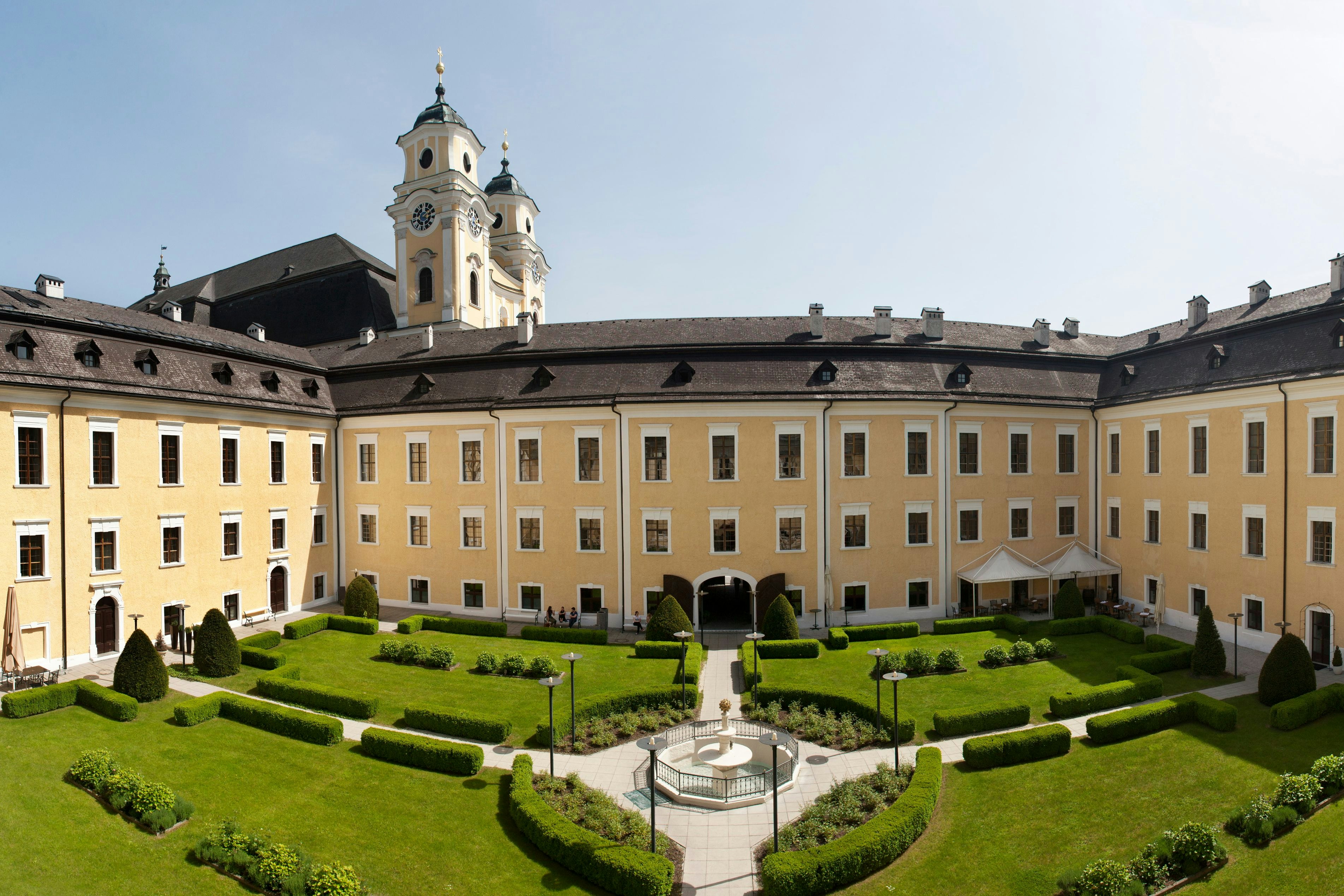 Schloss Mondsee war früher ein Kloster und gehörte danach – ebenso wie der See – dem Grafen-Geschlecht Almeida
