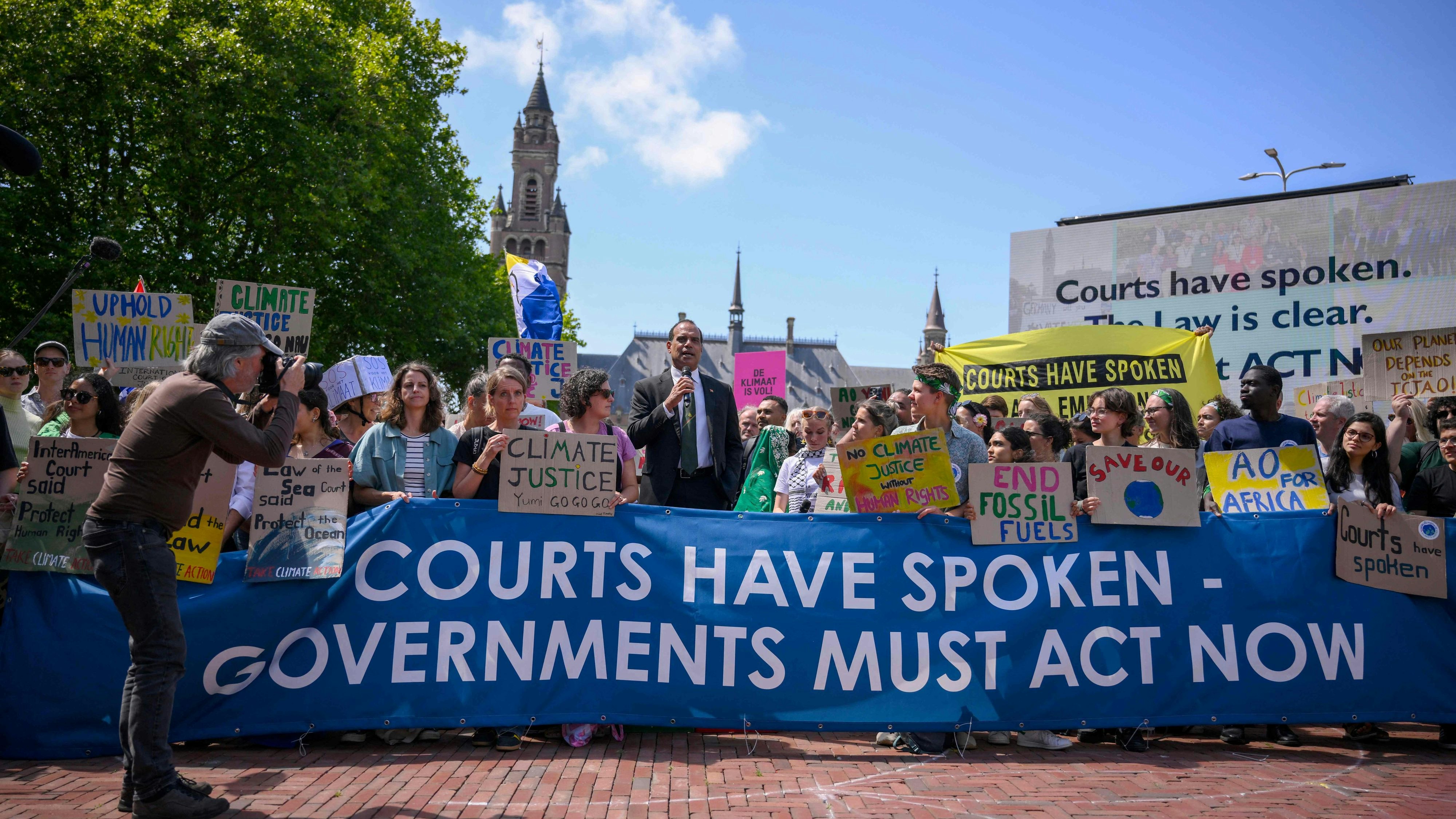Vanuatus Klimaminister Ralph Regenvanu während einer Ansprache im Rahmen einer Demonstration vor dem IGH am 23. Juli 2025.