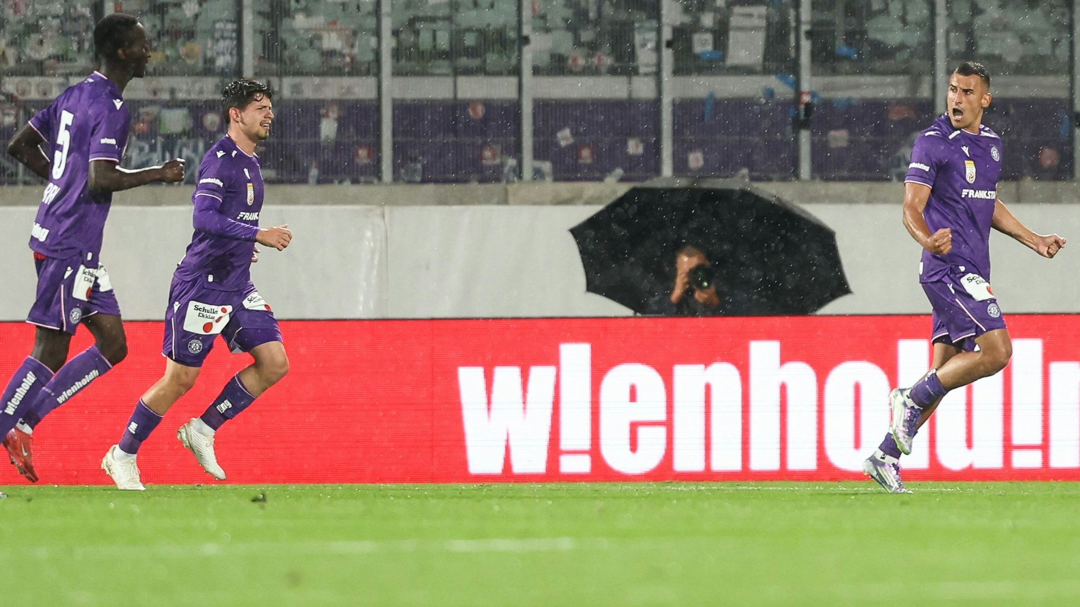 VIENNA,AUSTRIA,24.JUL.25 - SOCCER - UEFA Europa Conference League, qualification, FK Austria Wien vs FC Spaeri Tiflis. Image shows the rejoicing of Abubakr Barry, Dominik Fitz and Manfred Fischer (A.Wien). Photo: GEPA pictures/ Armin Rauthner