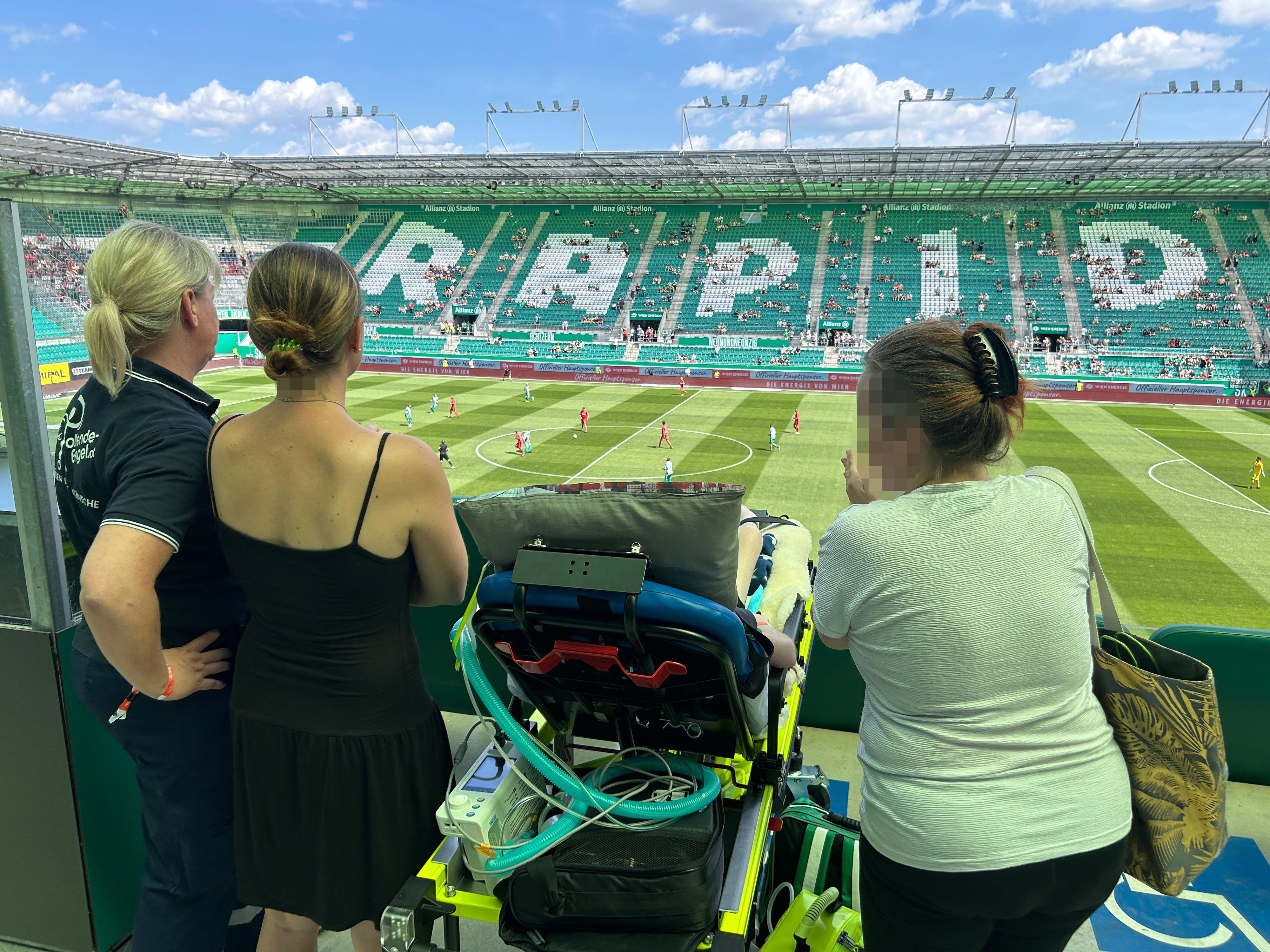 Ein unvergessliches Erlebnis: Die arg angeschlagene junge Frau durfte einen wunderschönen Tag bei Rapid verbringen.