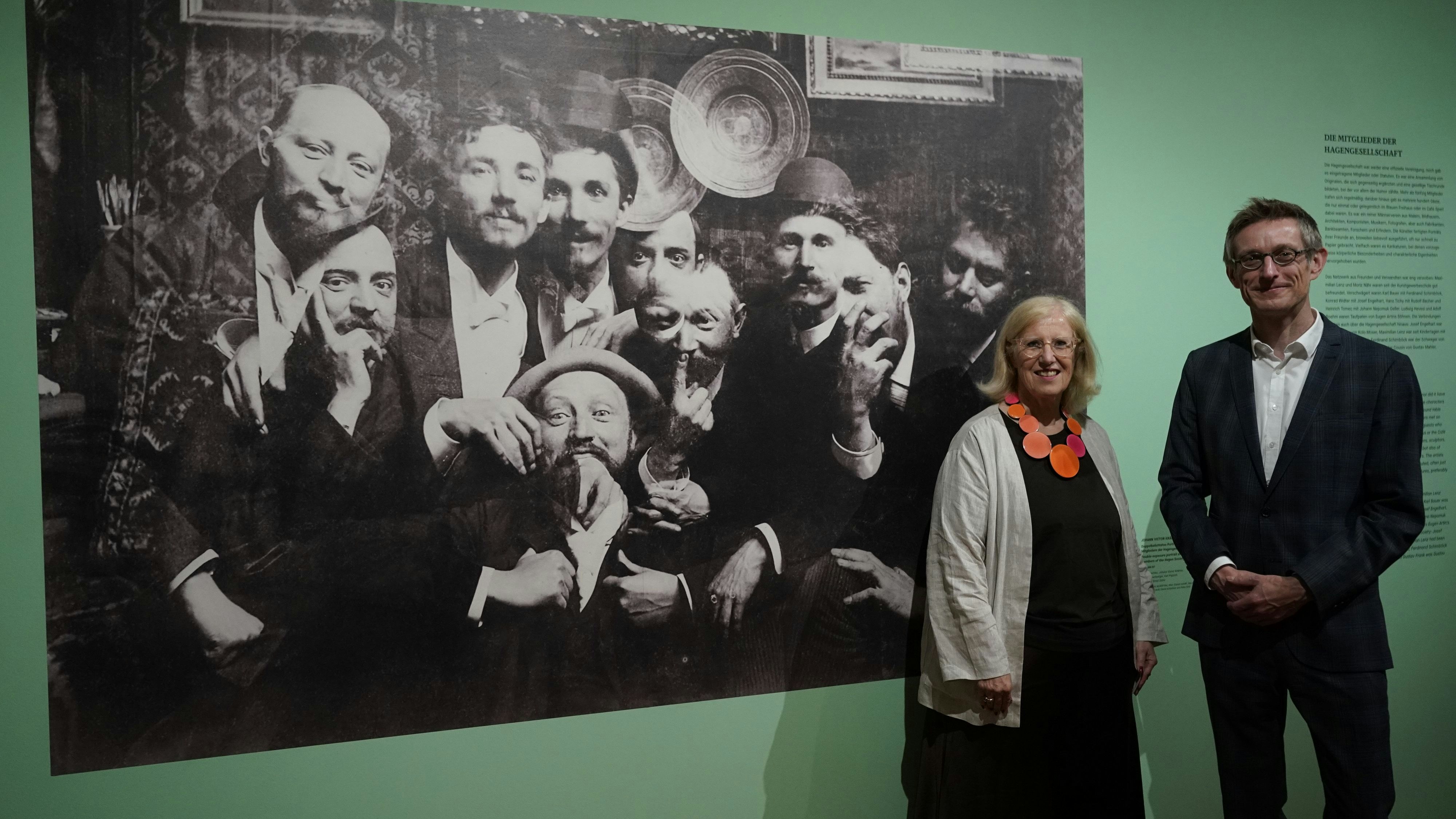 Kuratorin Elisabeth Dutz mit Generaldirektor Ralph Gleis.