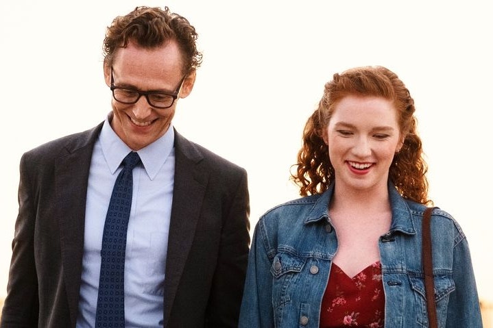 Läuft: Chuck (Tom Hiddleston) und Janice (Annalise Basso)