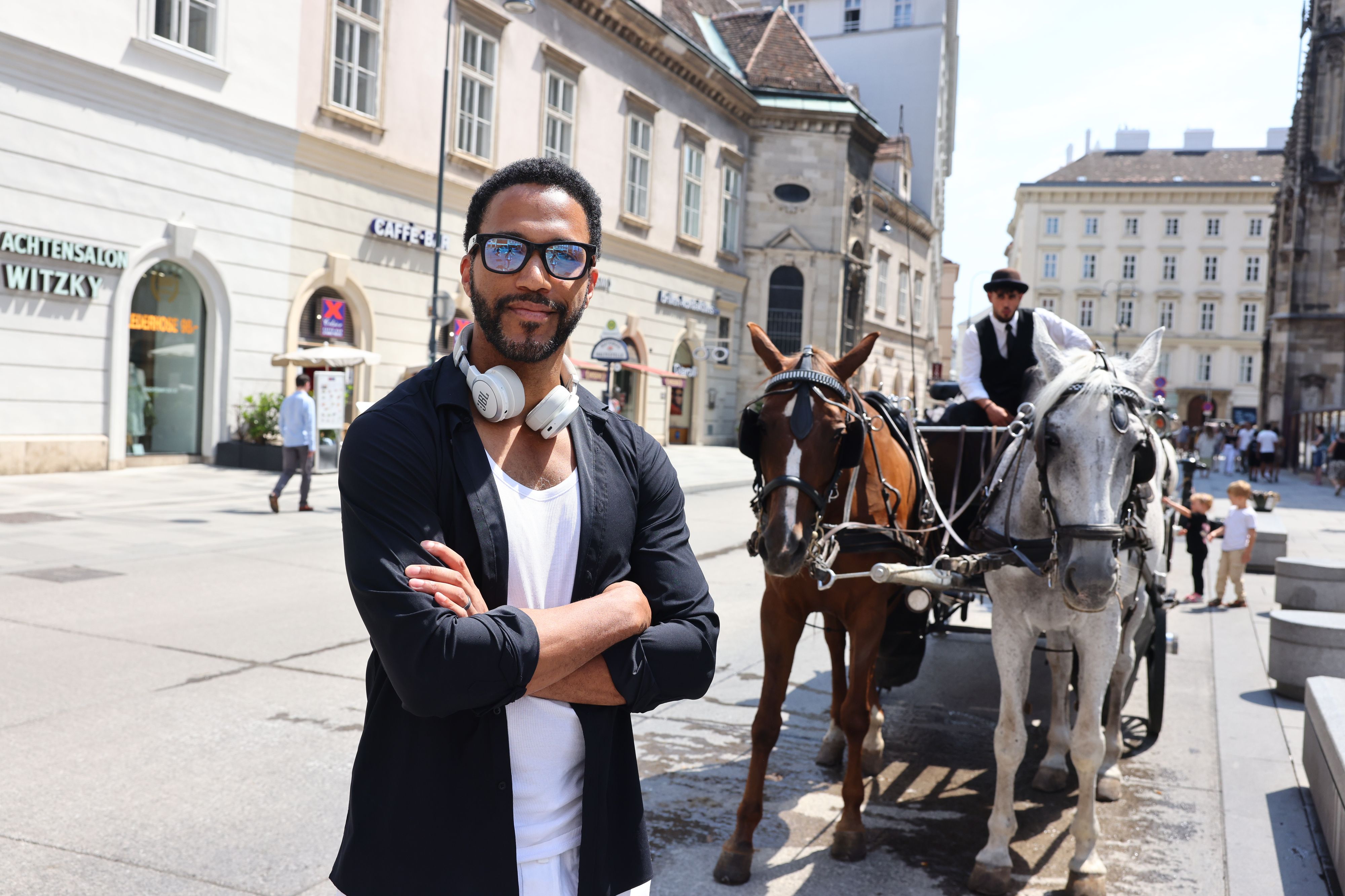 Musiker Cesár Sampson fordert eine Herabsenkung der Hitzegrenze für Fiakerpferde.
