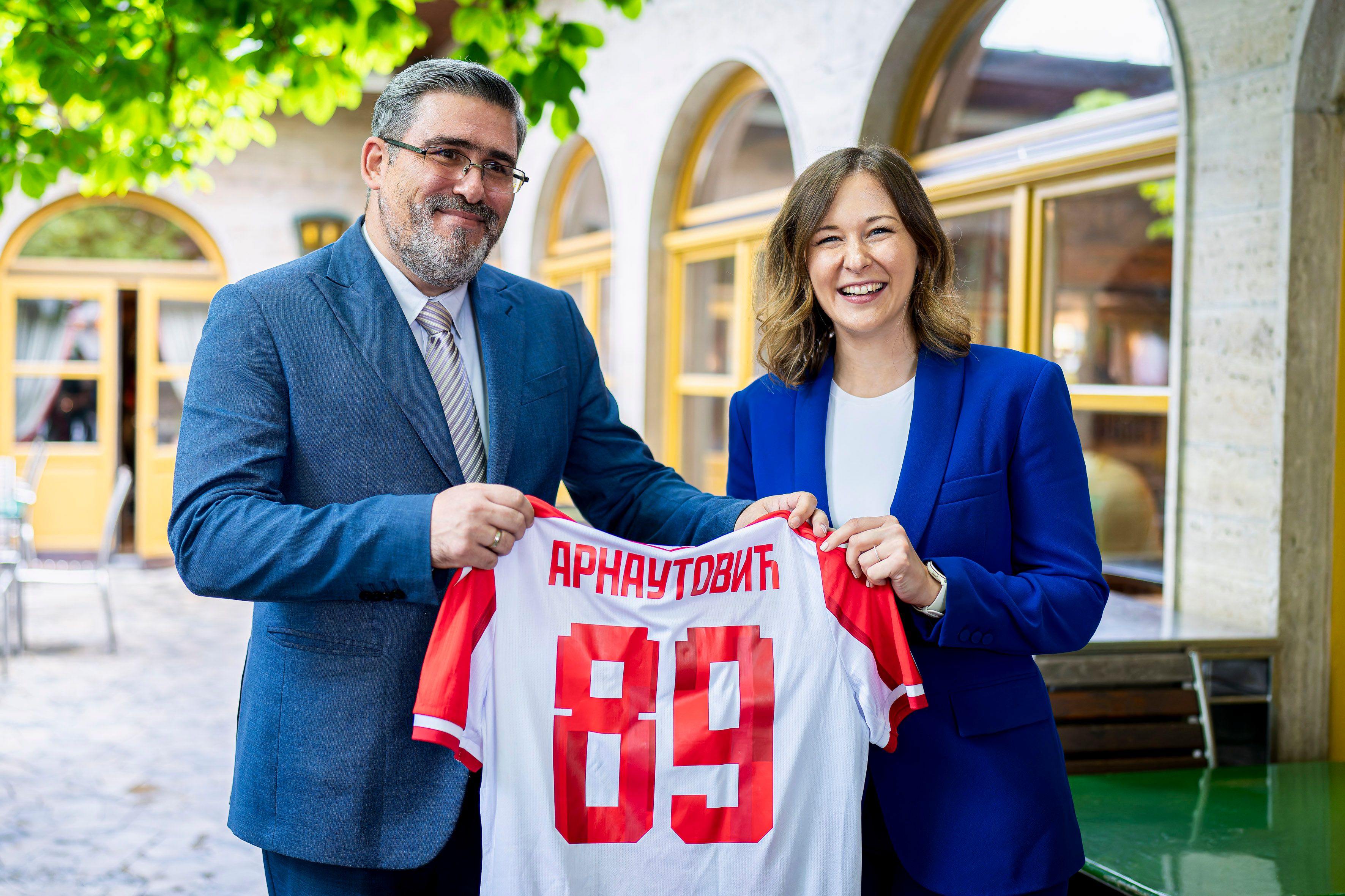 Zum Treffen beim Salzburg Summit brachte Serbiens Europaminister Starović Amtskollegin Claudia Plakolm ein Arnautovic-Trikot aus Belgrad mit.