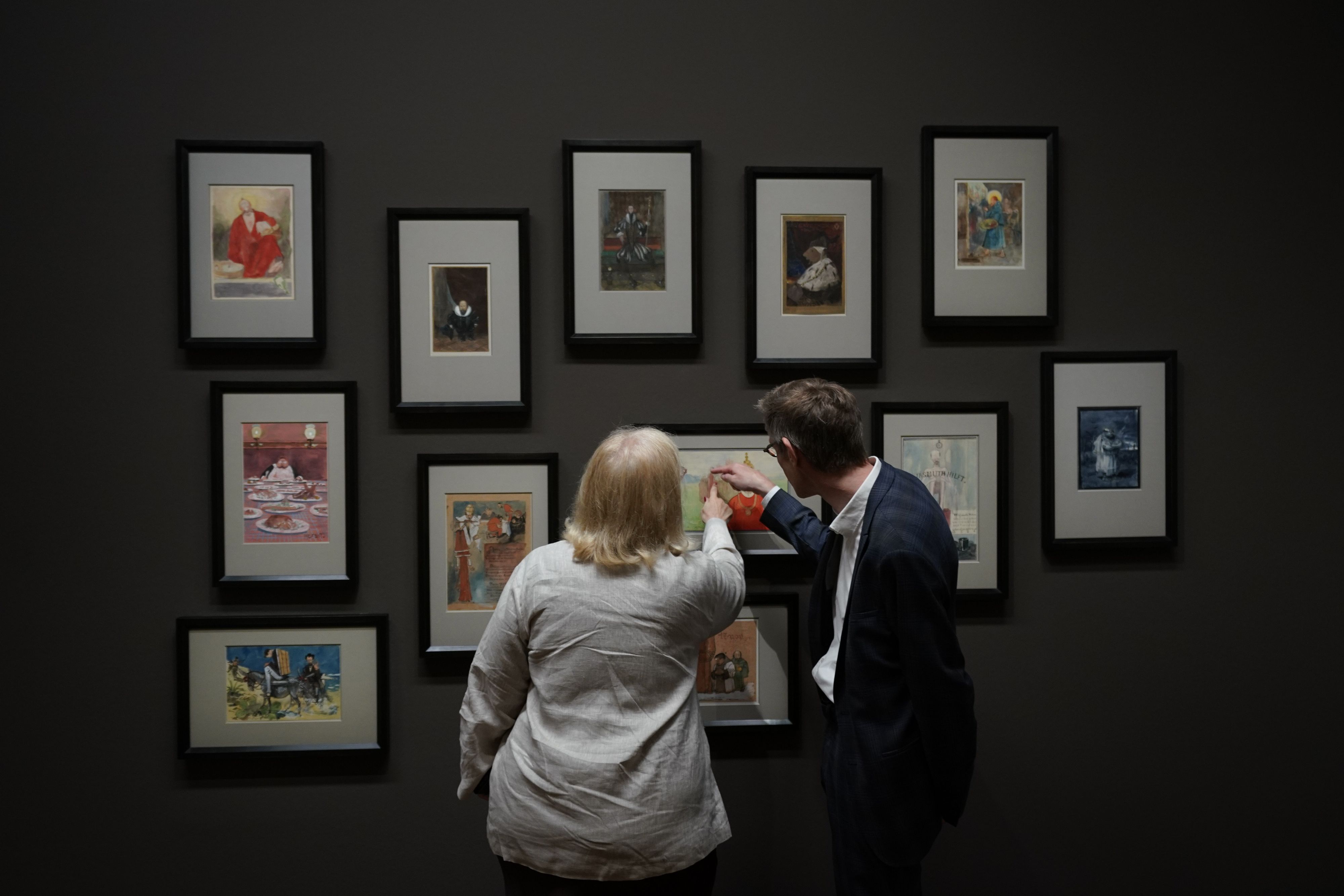 Kuratorin Elisabeth Dutz mit Generaldirektor Ralph Gleis.