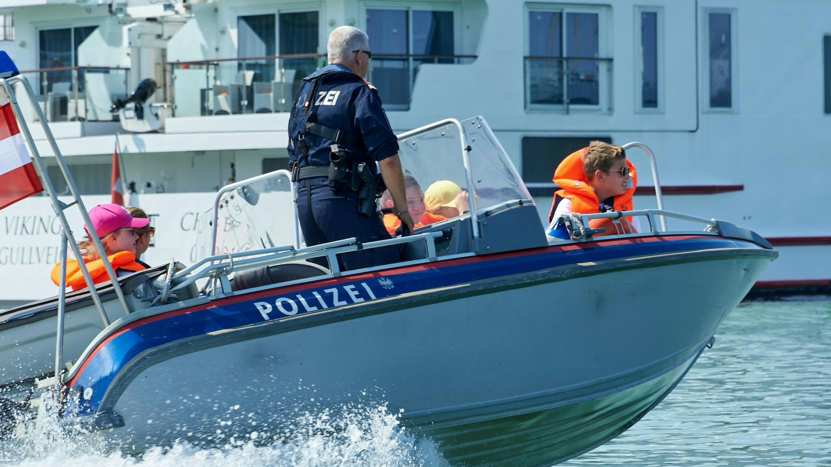Heute.at - Mit Blaulicht übers Wasser – Polizei lädt Kinder ein
