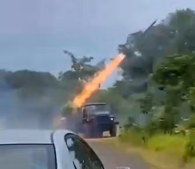 Videos in den sozialen Medien zeigen die Gefechte.