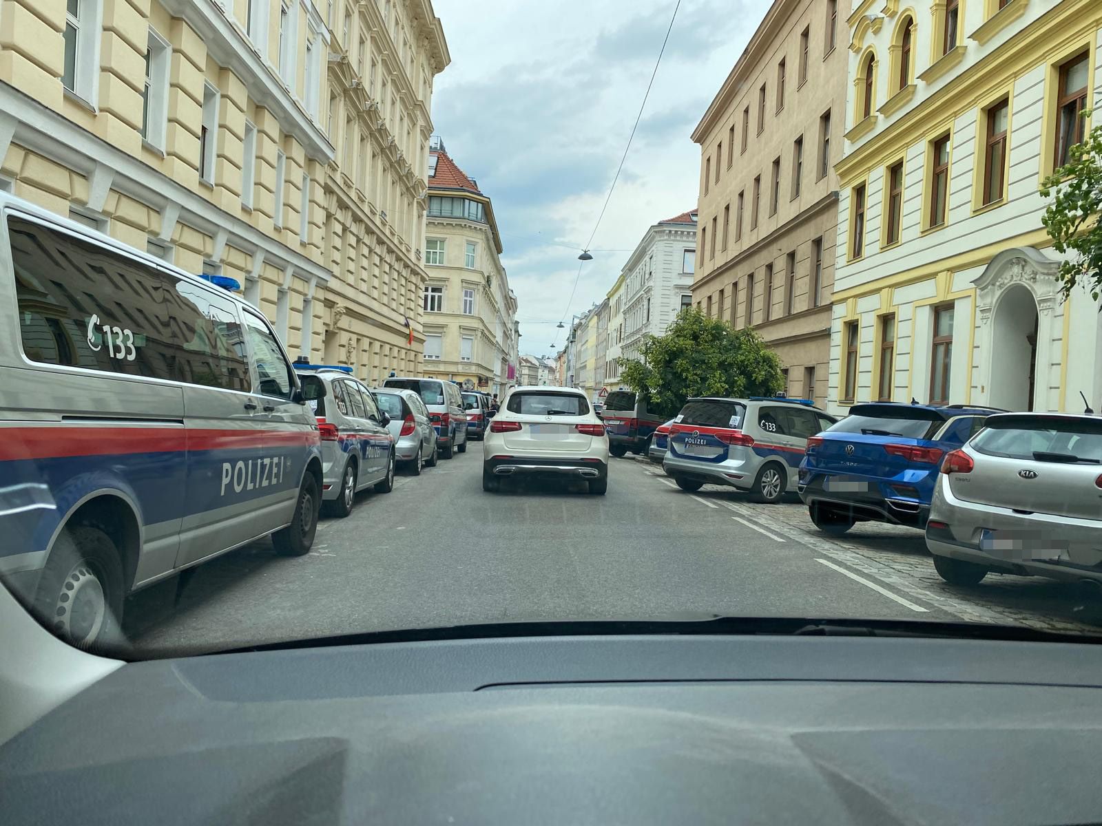 Vor dem Straßenfest in Margareten versammeln sich die Polizeiautos