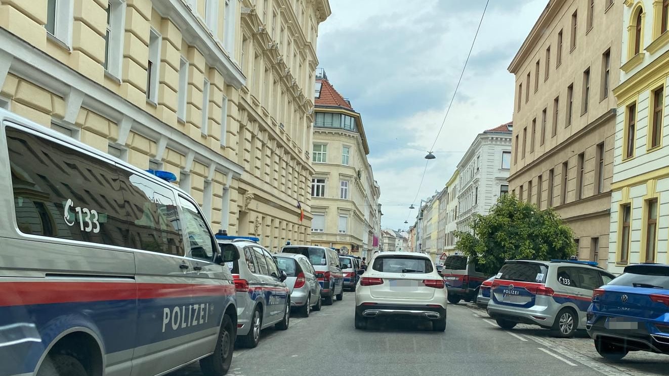 Heute.at - Riesen Polizeiaufgebot vor Straßenfest gegen Identitäre